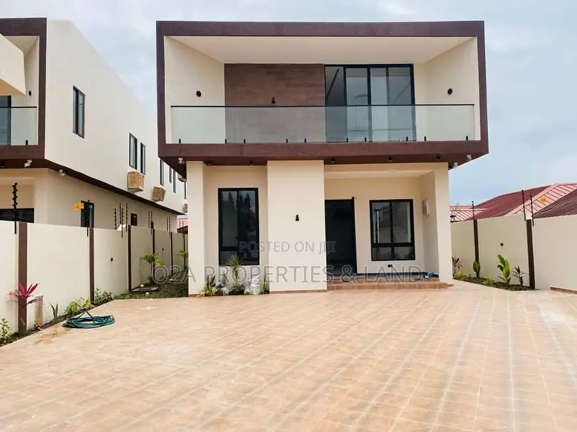 4bdrm House in Oyarifa Crossing, Ghana Flag for sale in Ghana Flag