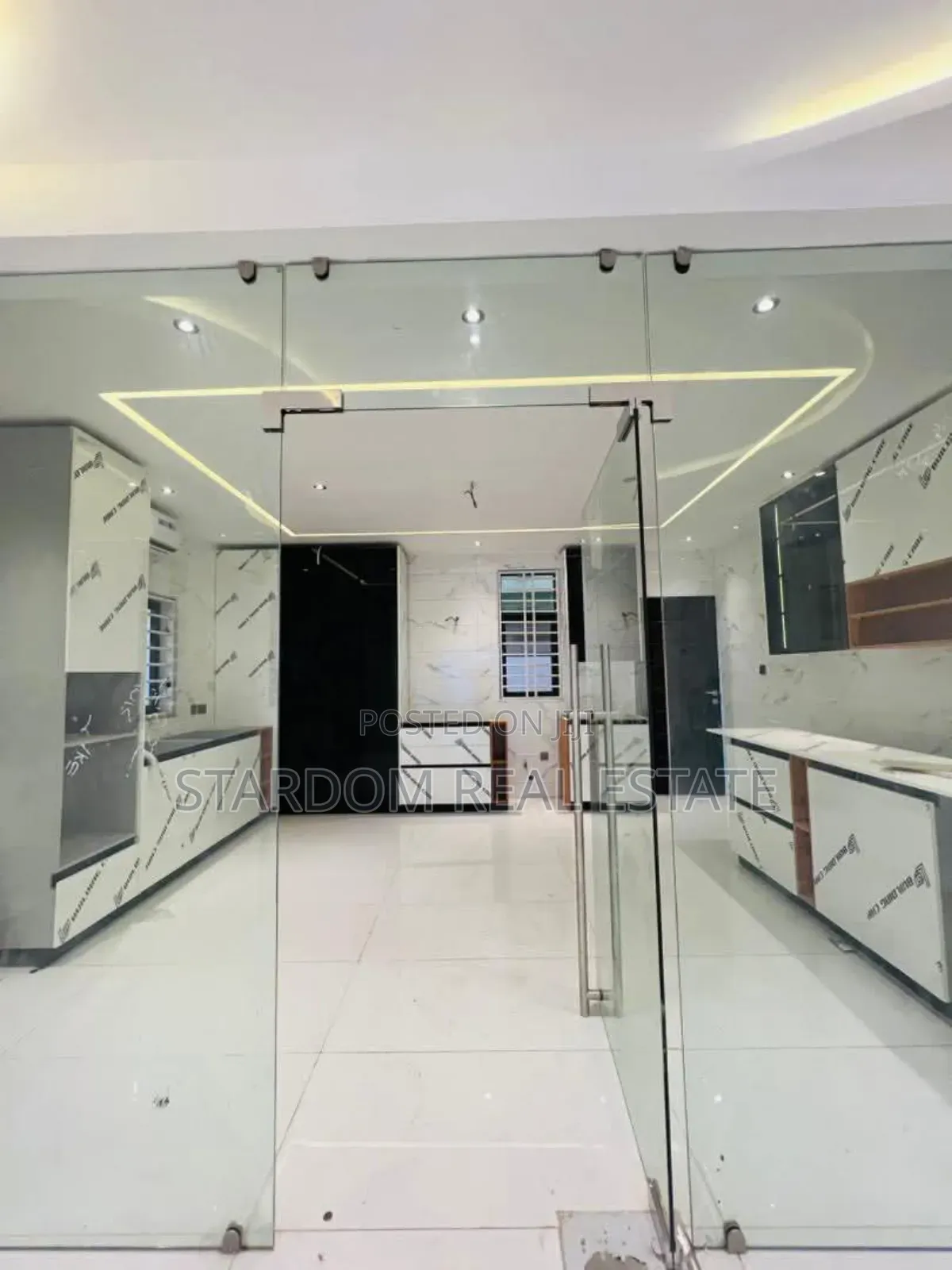 5bdrm Duplex in Ashaley Botwe for sale in Ashaley Botwe