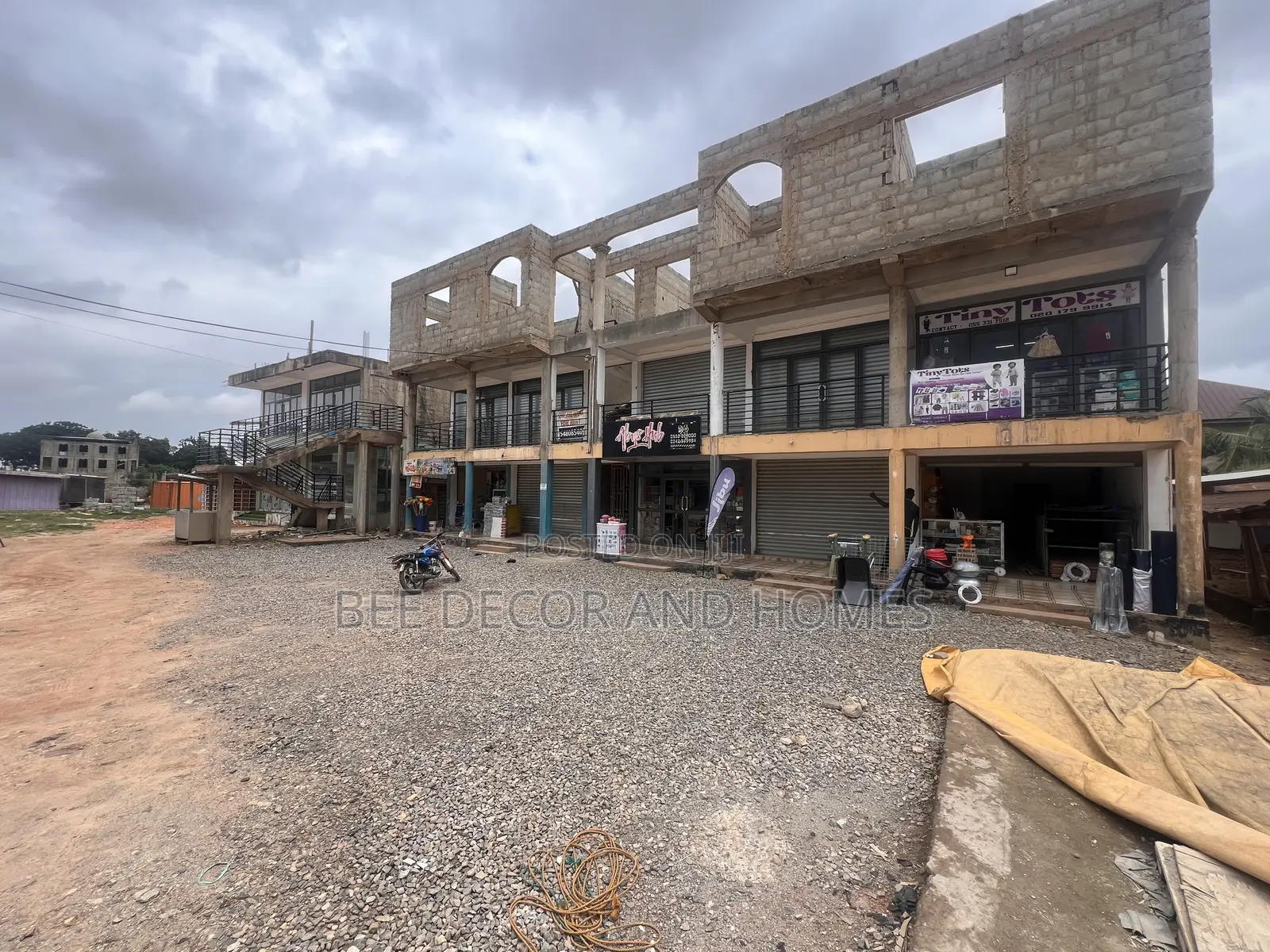 2 Years Advance Shop to Let in Oyarifa