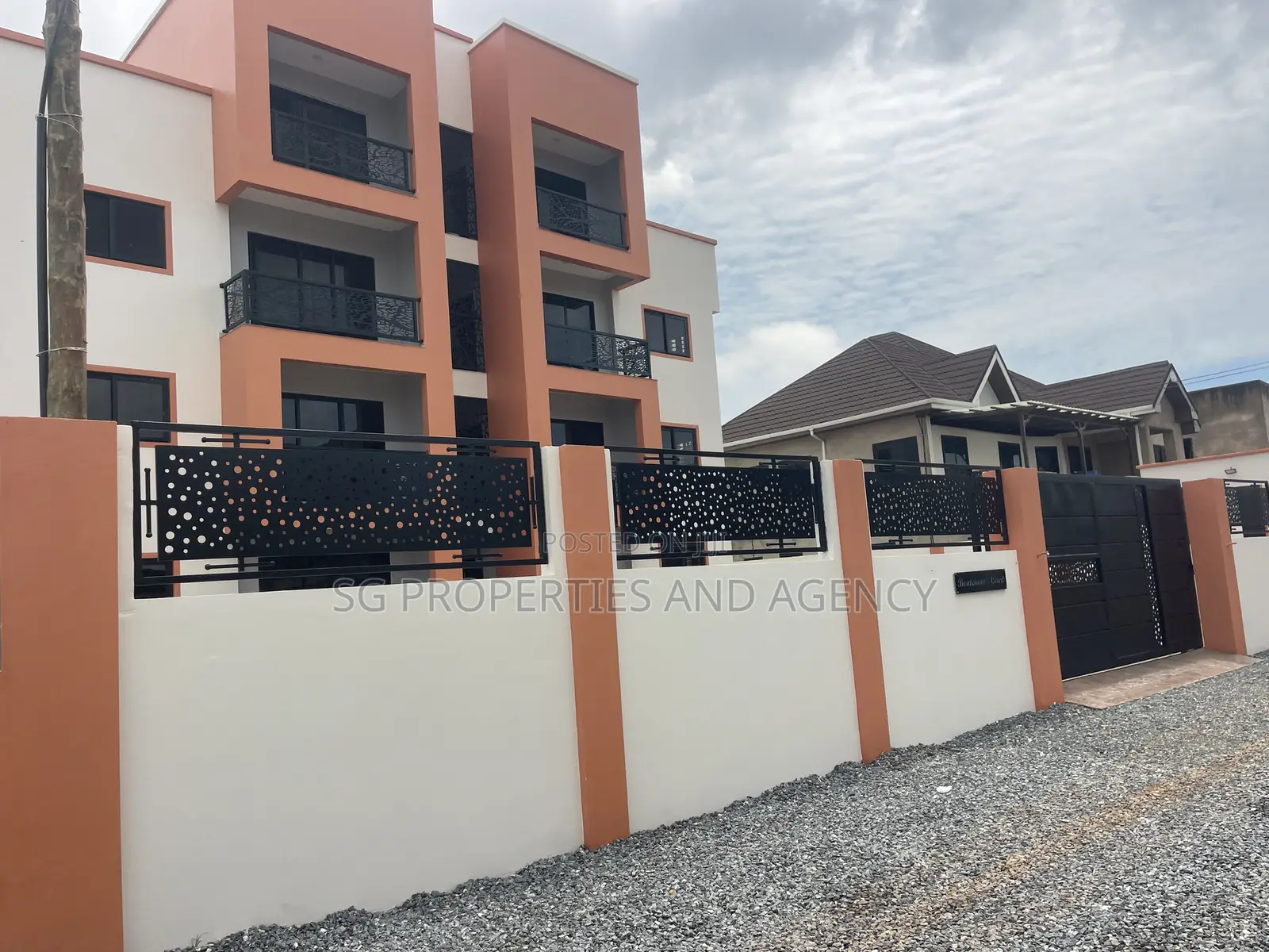 2bdrm Apartment in Lashibi, Sakumono for rent in Sakumono