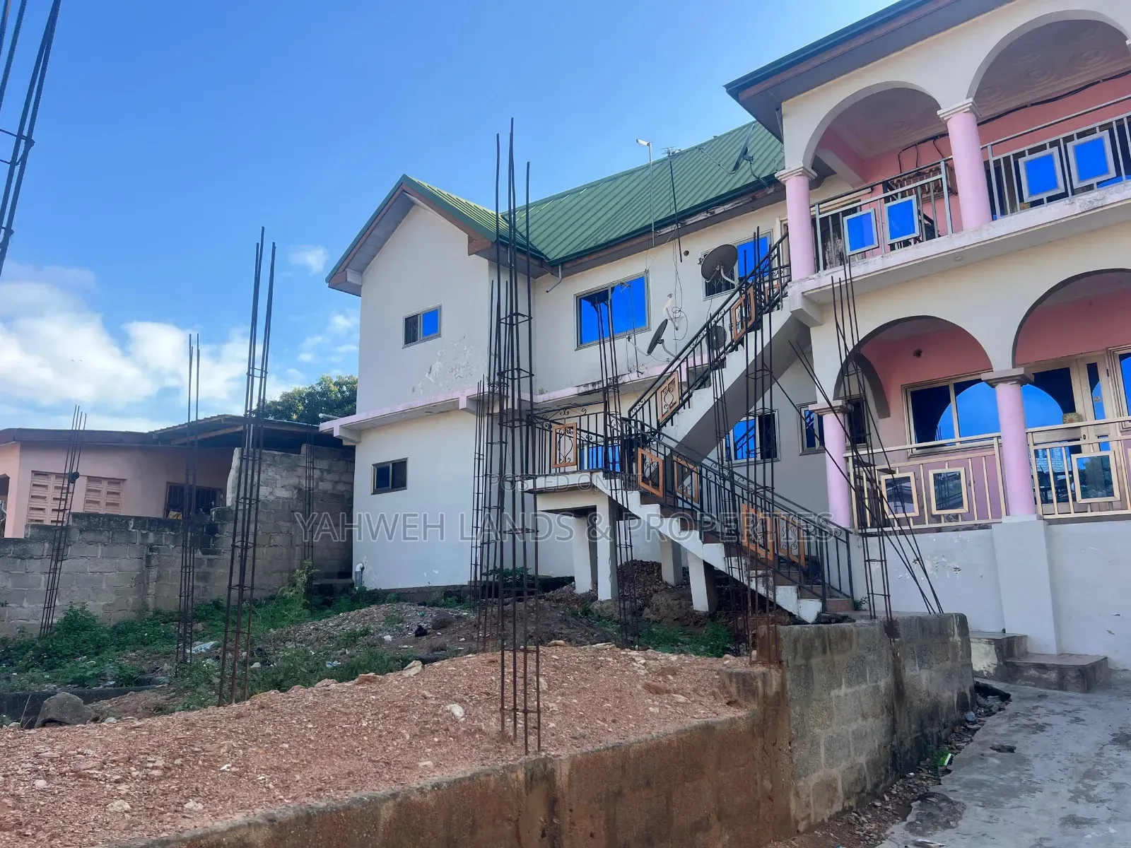 8bdrm House in Accra Metropolitan for sale in Accra Metropolitan