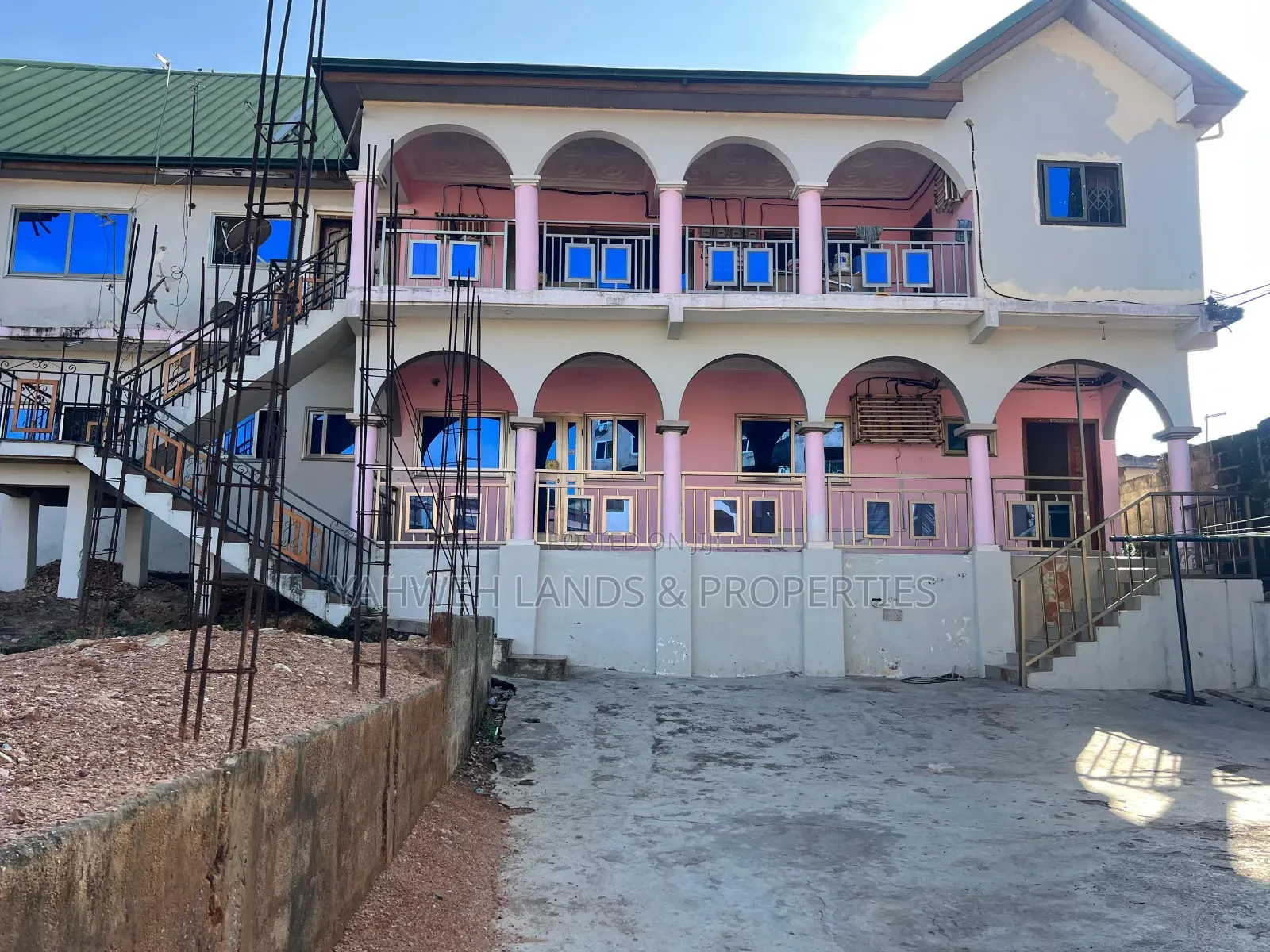 8bdrm House in Accra Metropolitan for sale in Accra Metropolitan
