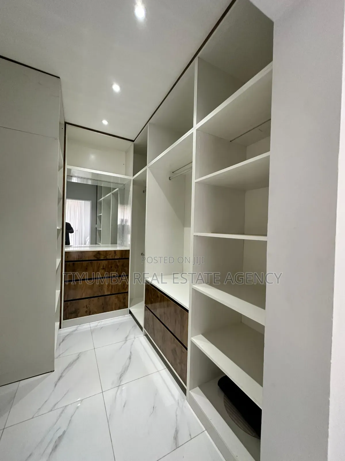 3bdrm Duplex in Tiyumba Agency, Lake Side Estate for sale in Lake Side Estate
