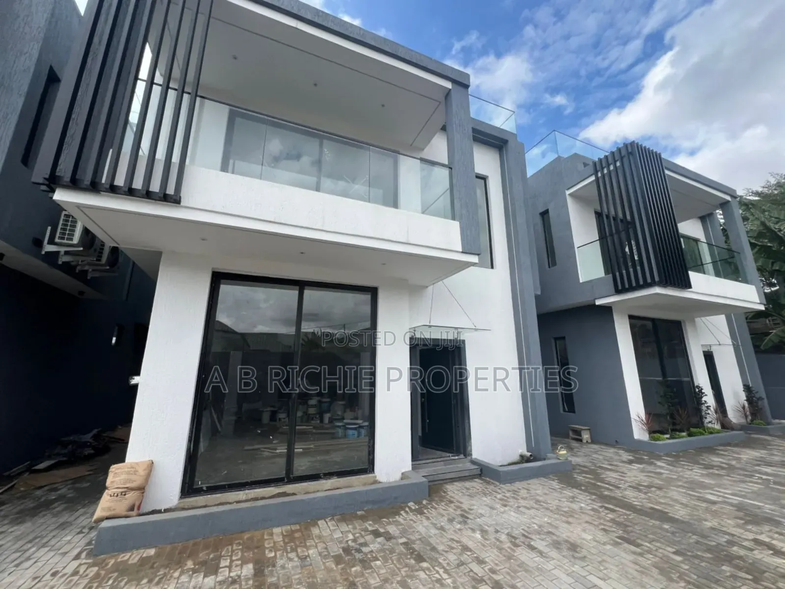 3bdrm Townhouse/Terrace in Ab Richie Properties, Dzorwulu for sale in Dzorwulu
