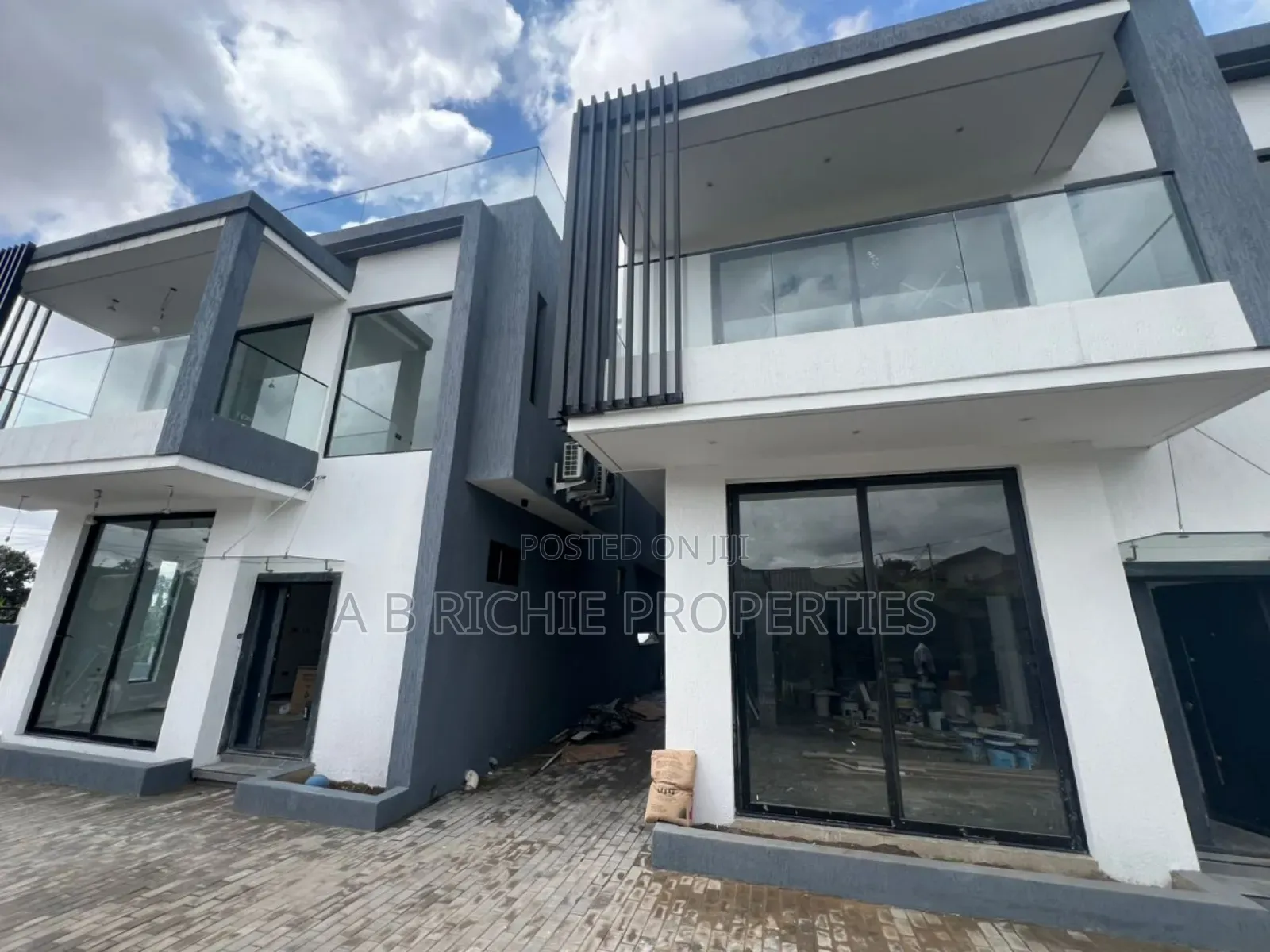 3bdrm Townhouse/Terrace in Ab Richie Properties, Dzorwulu for sale in Dzorwulu