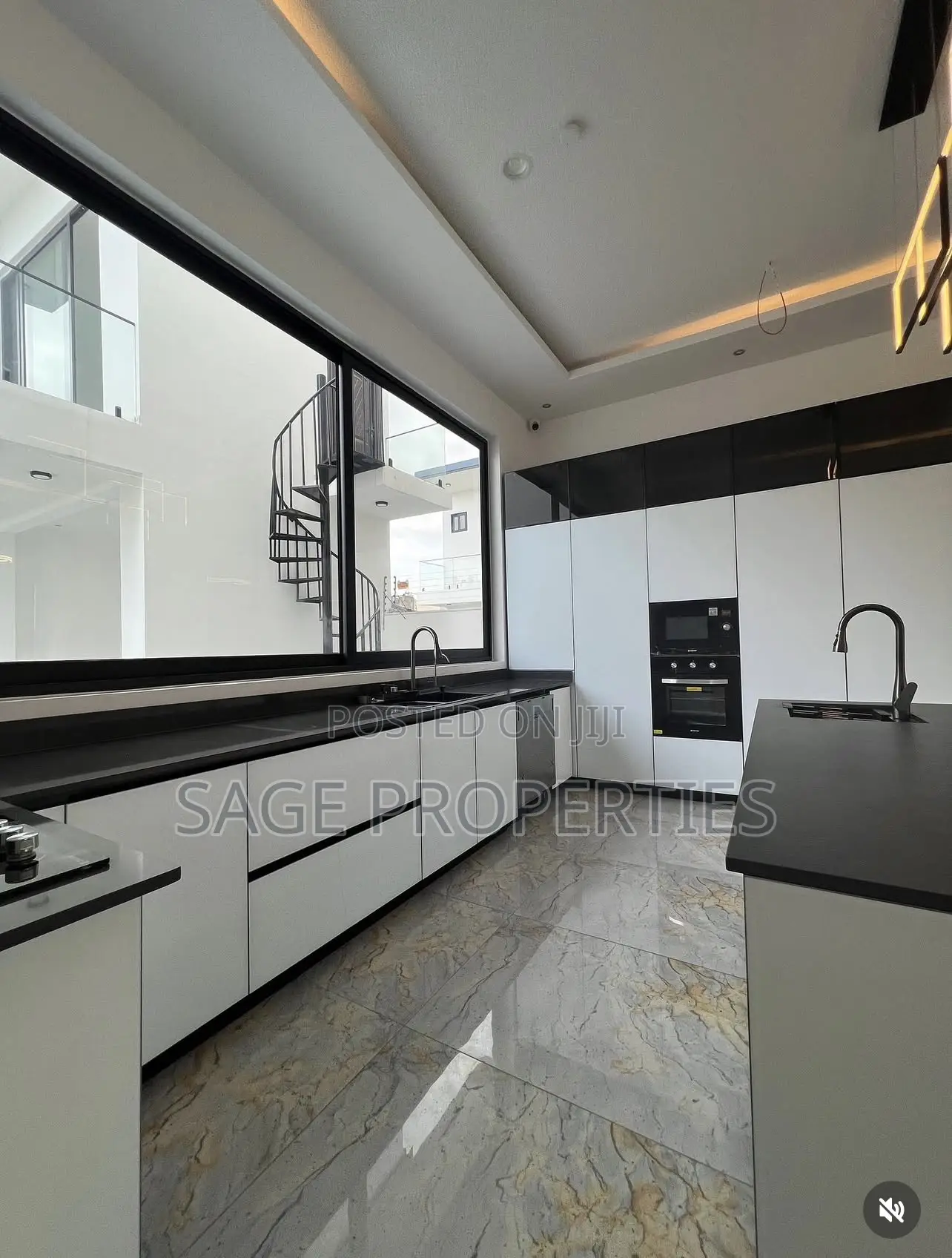 5bdrm Duplex in American House for sale in American House