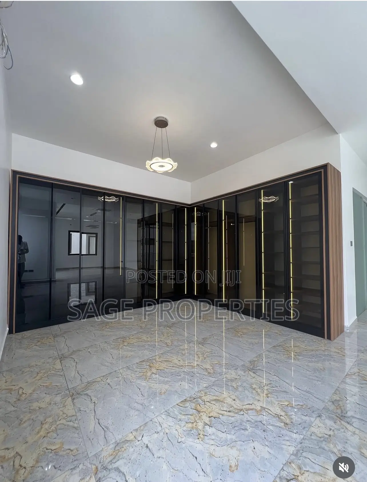 5bdrm Duplex in American House for sale in American House