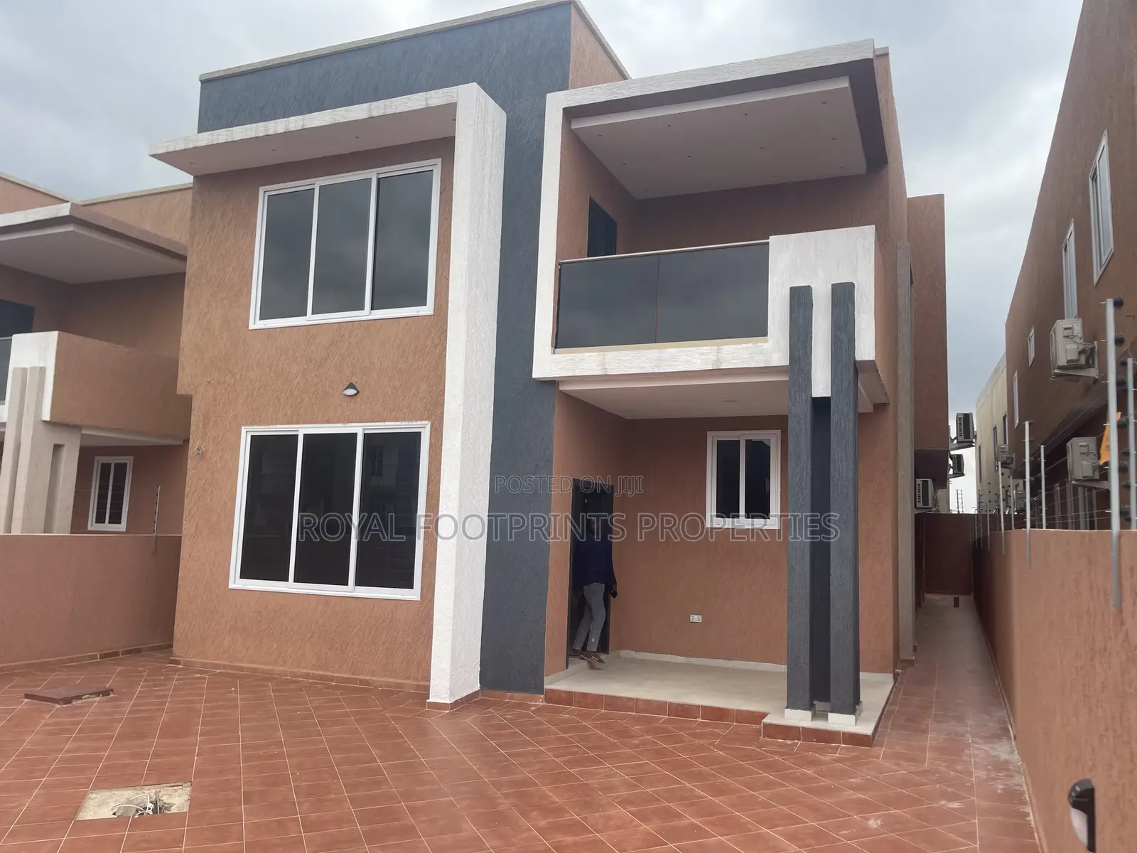 5bdrm House in Luxelooks Properties, Lake Side Estate for sale in Lake Side Estate