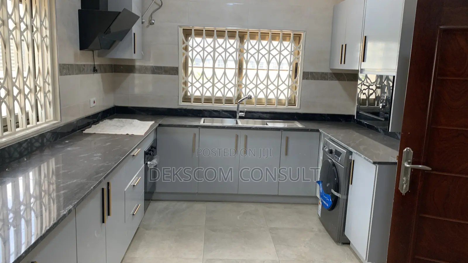 4bdrm House in Adenta for sale in Adenta