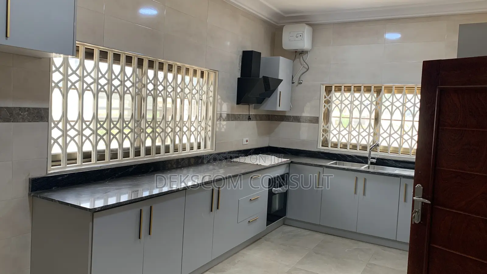 4bdrm House in Adenta for sale in Adenta
