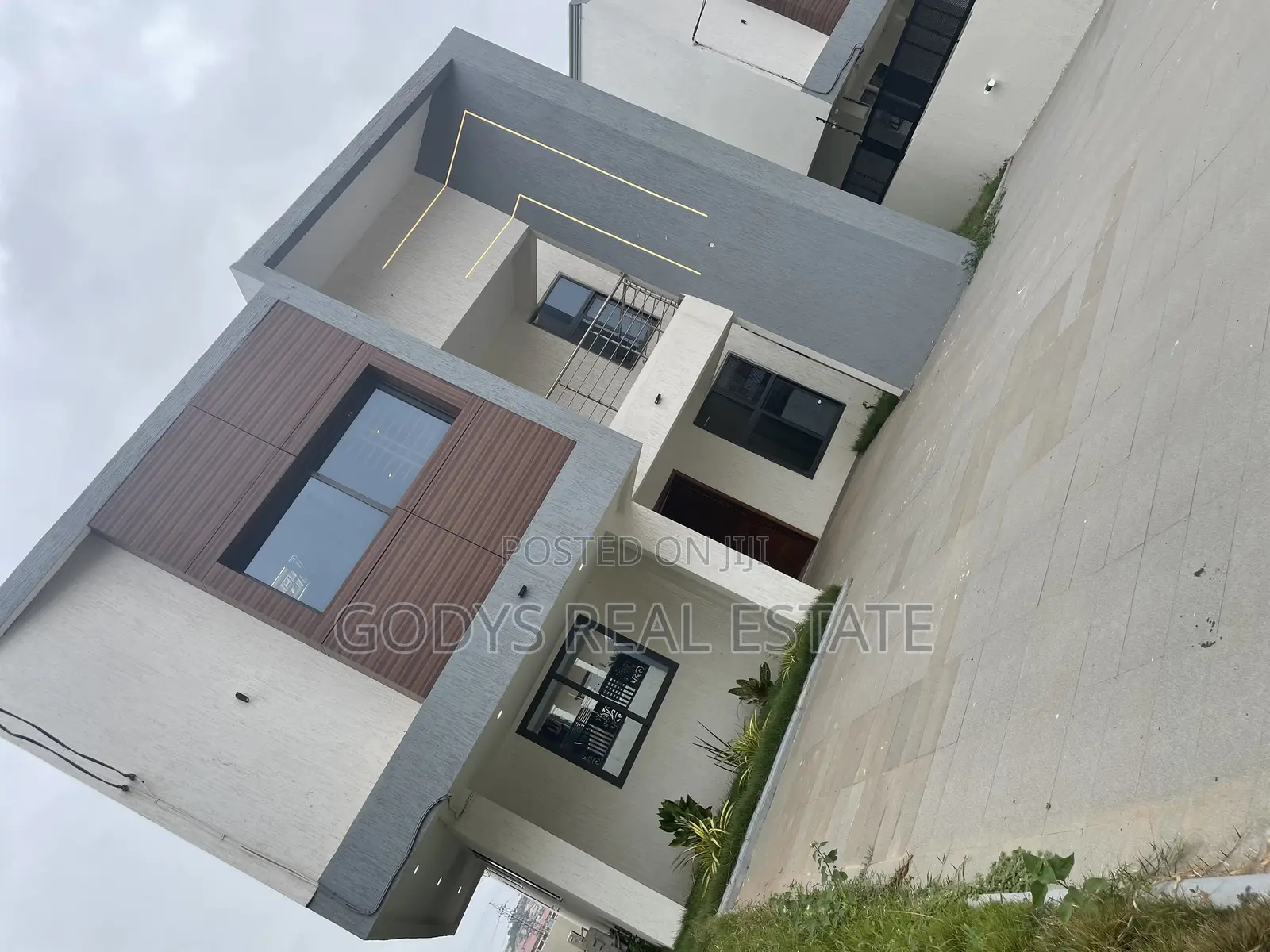 5bdrm Duplex in Westhills, Weija for sale in Weija