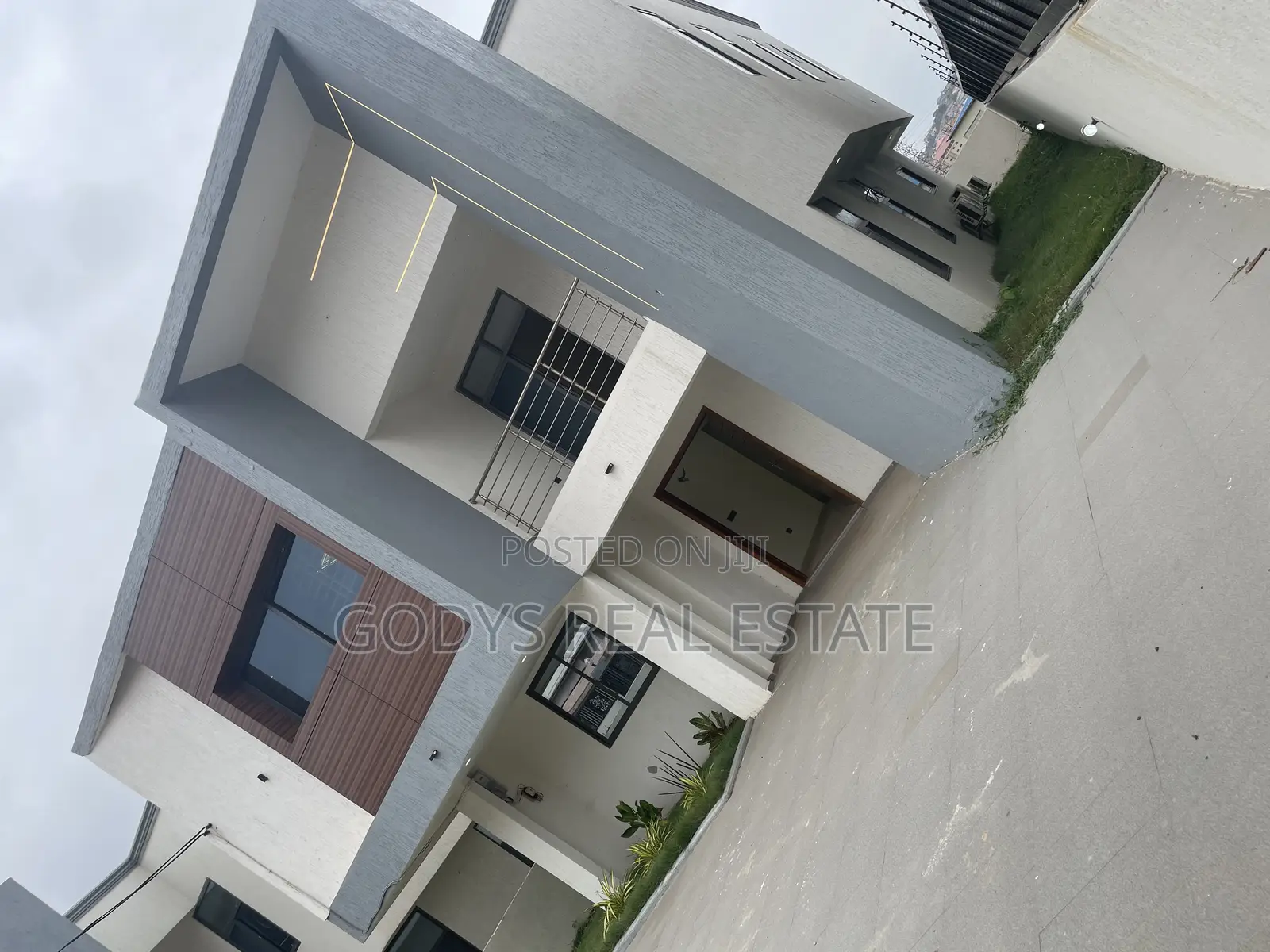 5bdrm Duplex in Westhills, Weija for sale in Weija