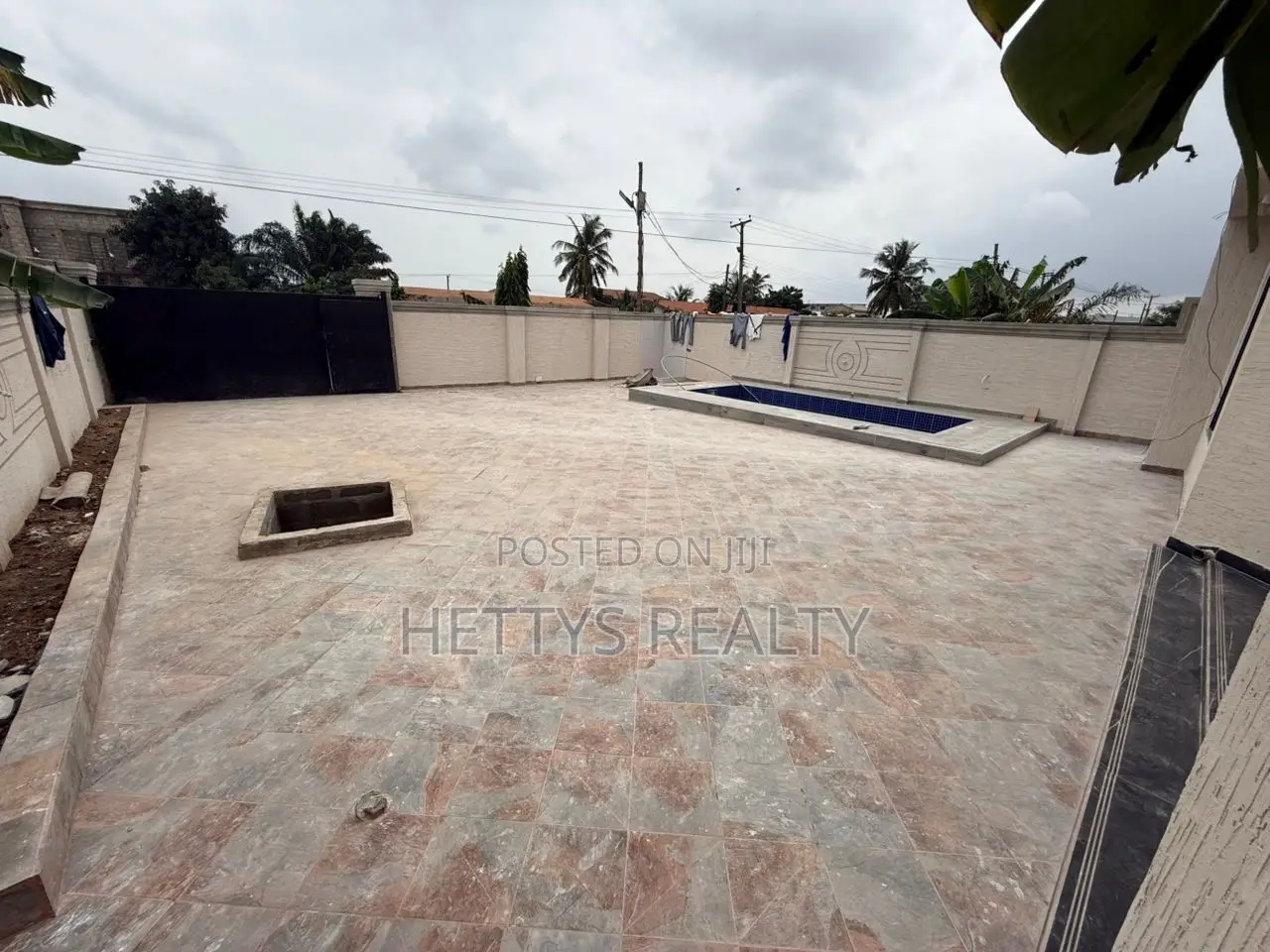 5bdrm House in Adenta for sale in Adenta
