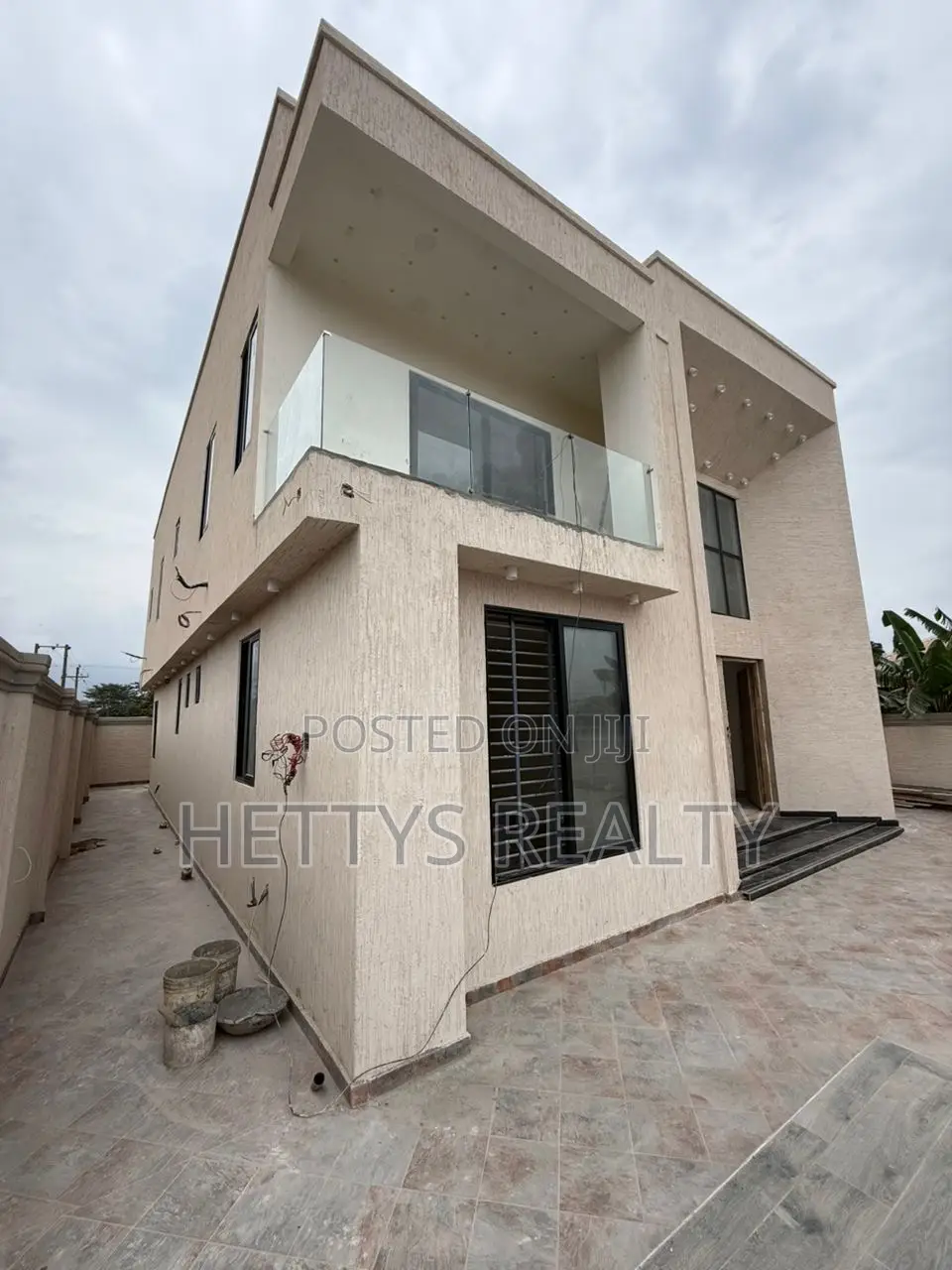 5bdrm House in Adenta for sale in Adenta