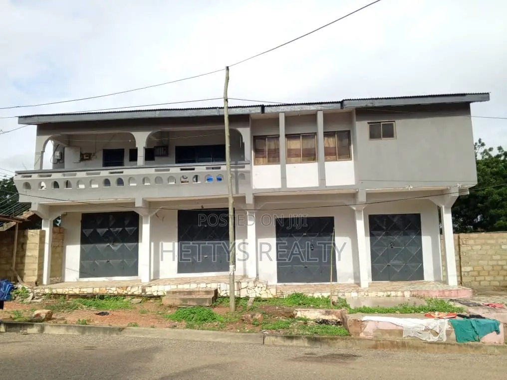 Storey Building With 4 Stores on 1 1/2 Plots in Santa Maria