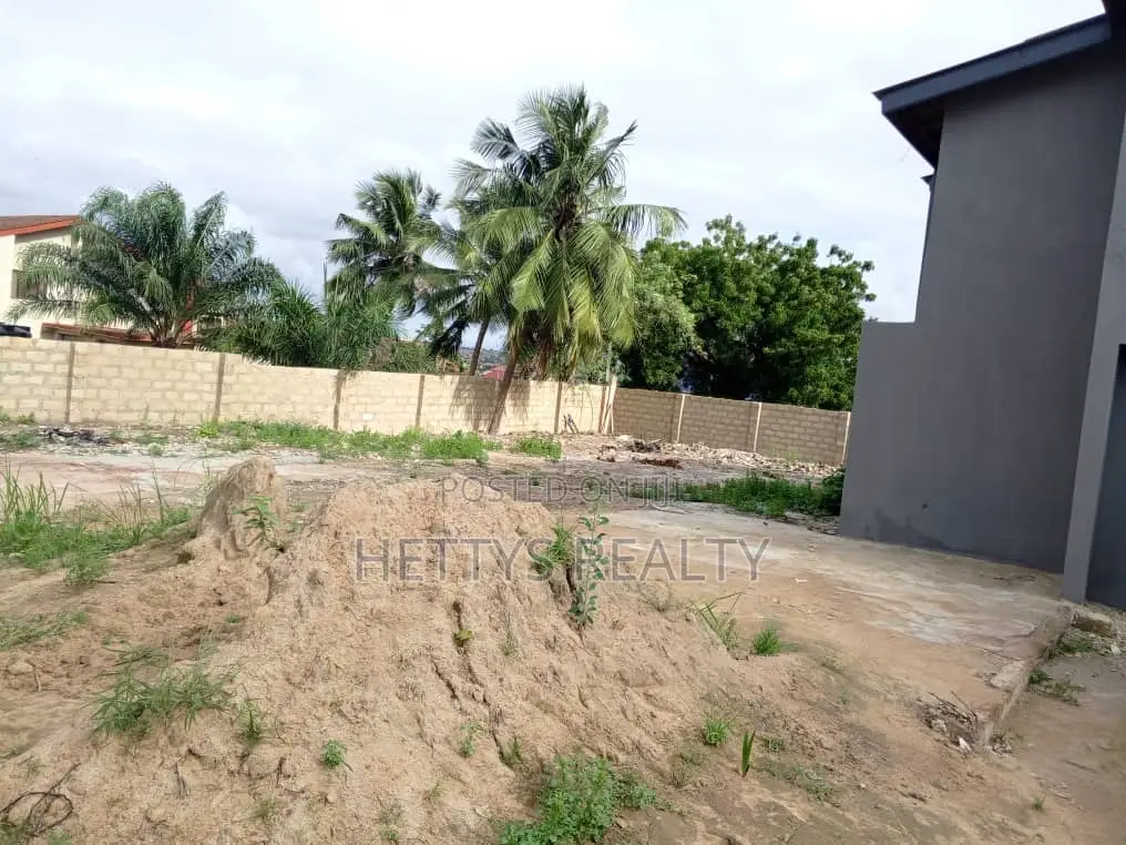 Storey Building With 4 Stores on 1 1/2 Plots in Santa Maria