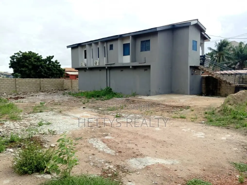 Storey Building With 4 Stores on 1 1/2 Plots in Santa Maria