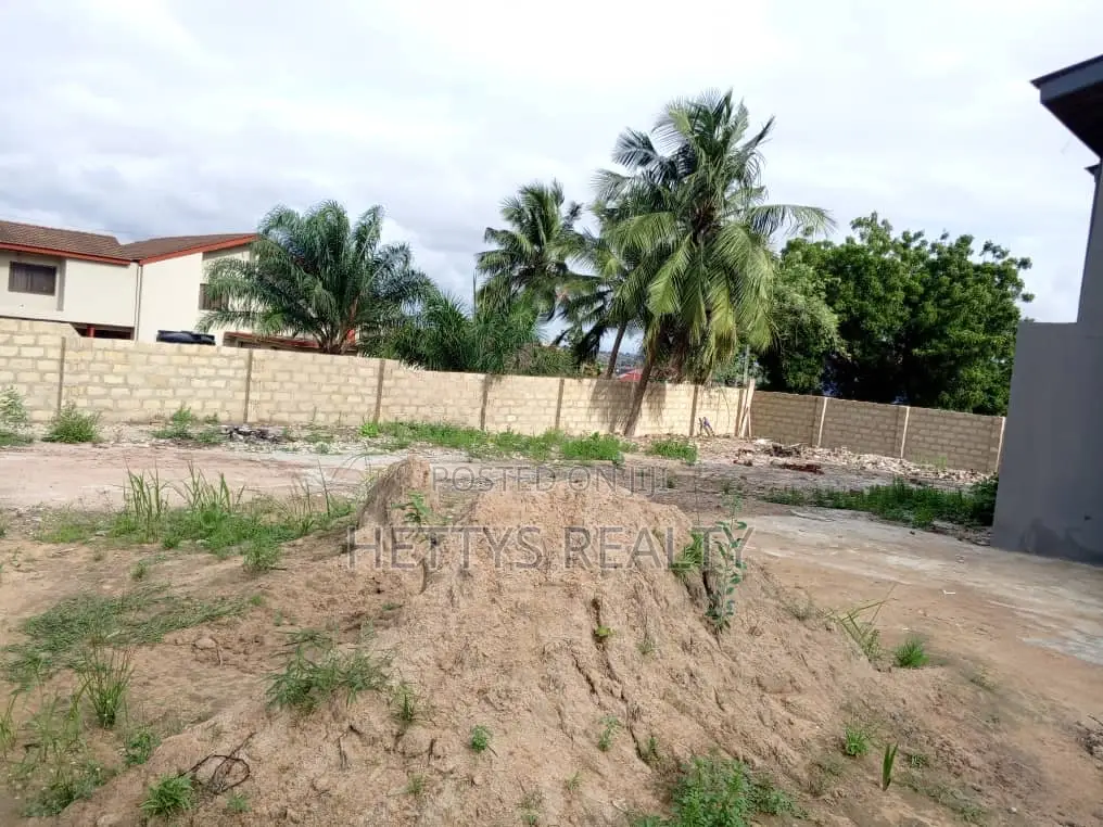 Storey Building With 4 Stores on 1 1/2 Plots in Santa Maria