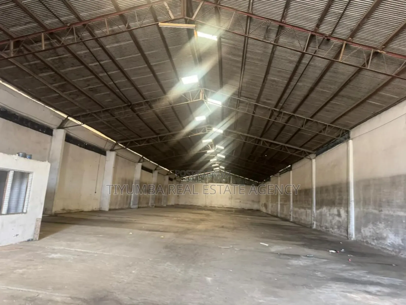 1,300 Warehouse For Rent In in Dworwulu