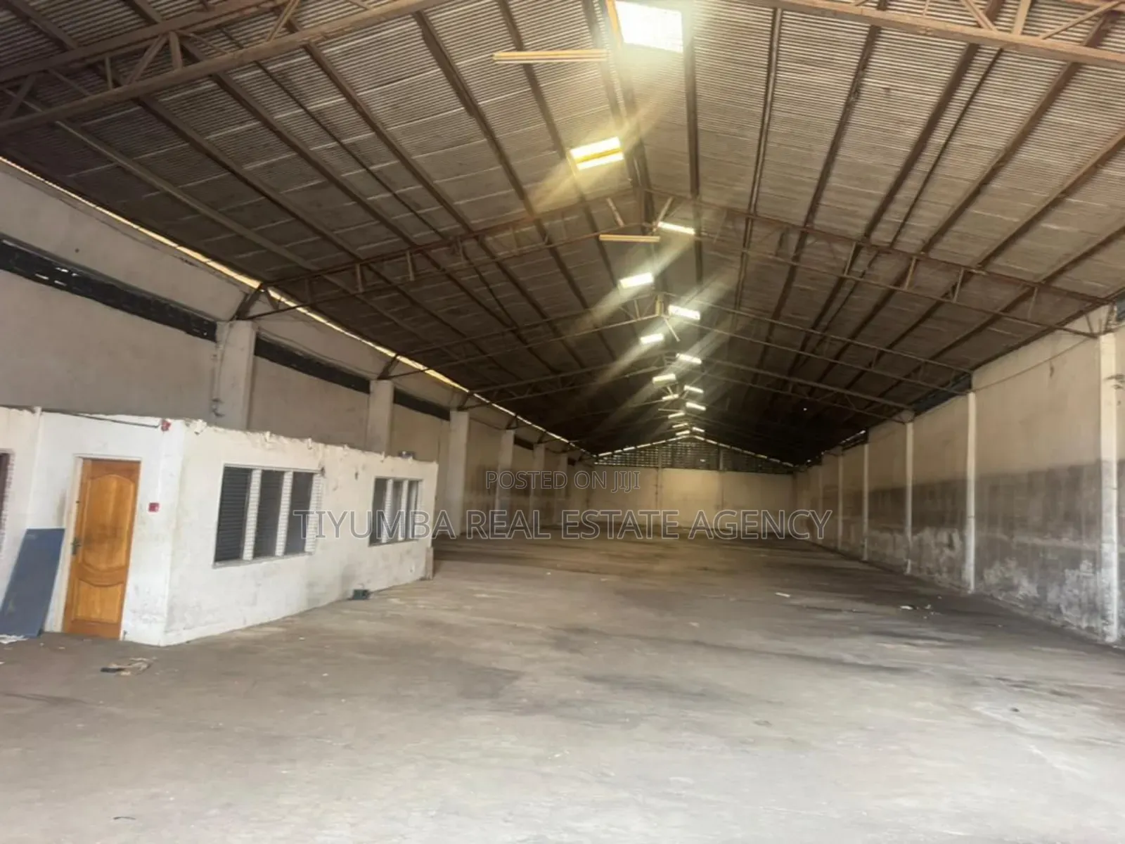 1,300 Warehouse For Rent In in Dworwulu