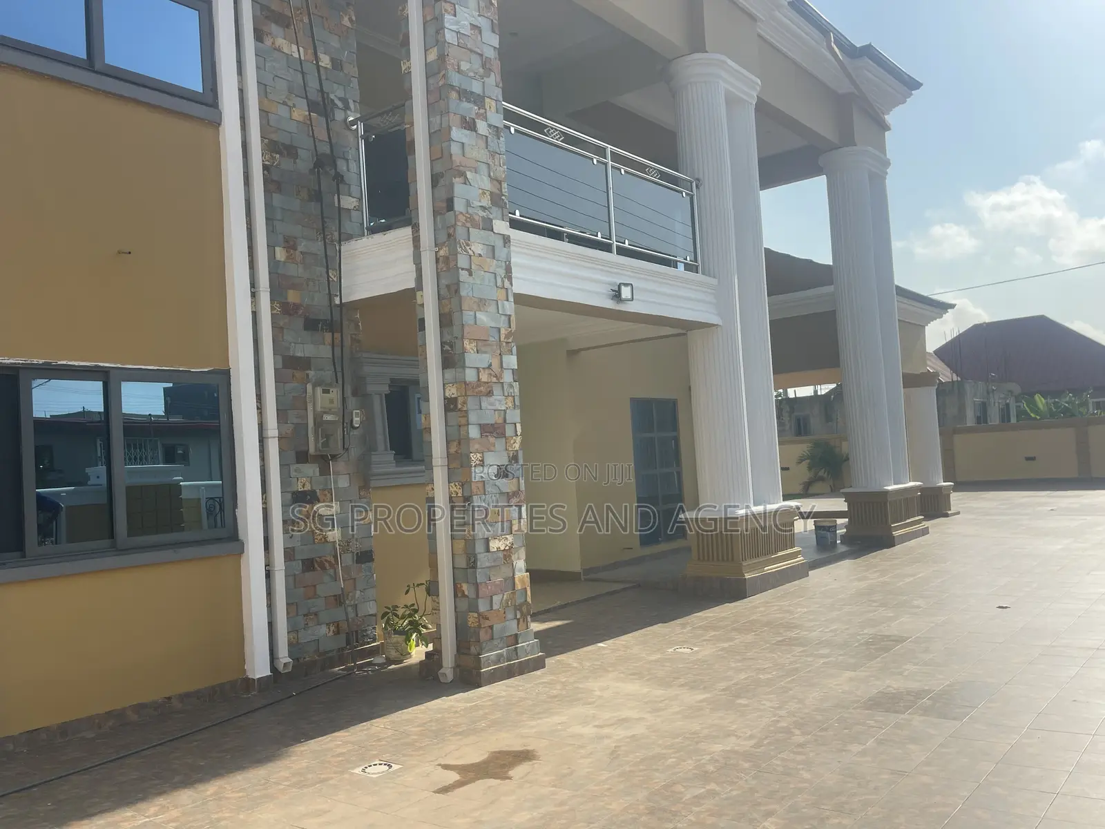 5bdrm Mansion in Lashibi, Sakumono for rent in Sakumono