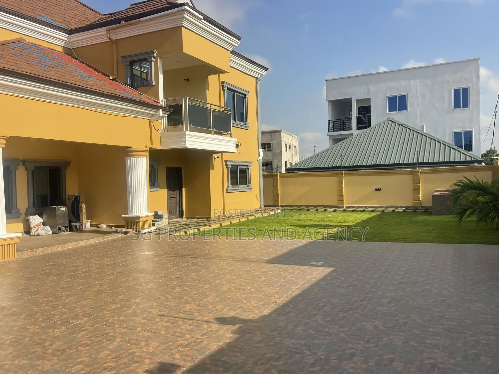 5bdrm Mansion in Lashibi, Sakumono for rent in Sakumono