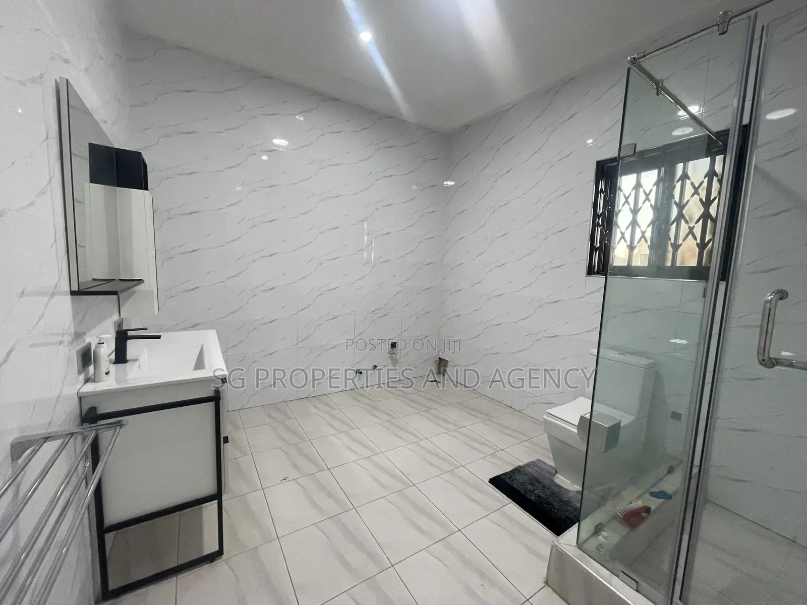 5bdrm Mansion in Lashibi, Sakumono for rent in Sakumono