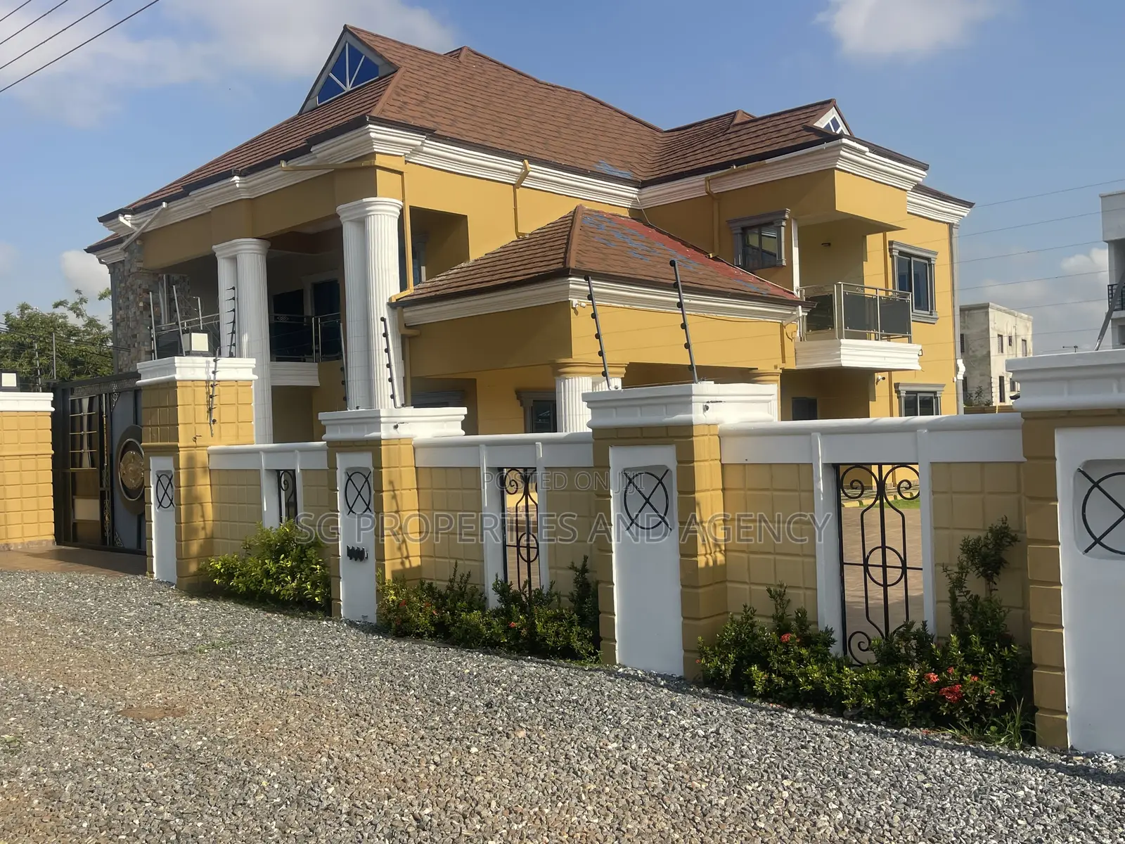5bdrm Mansion in Lashibi, Sakumono for rent in Sakumono
