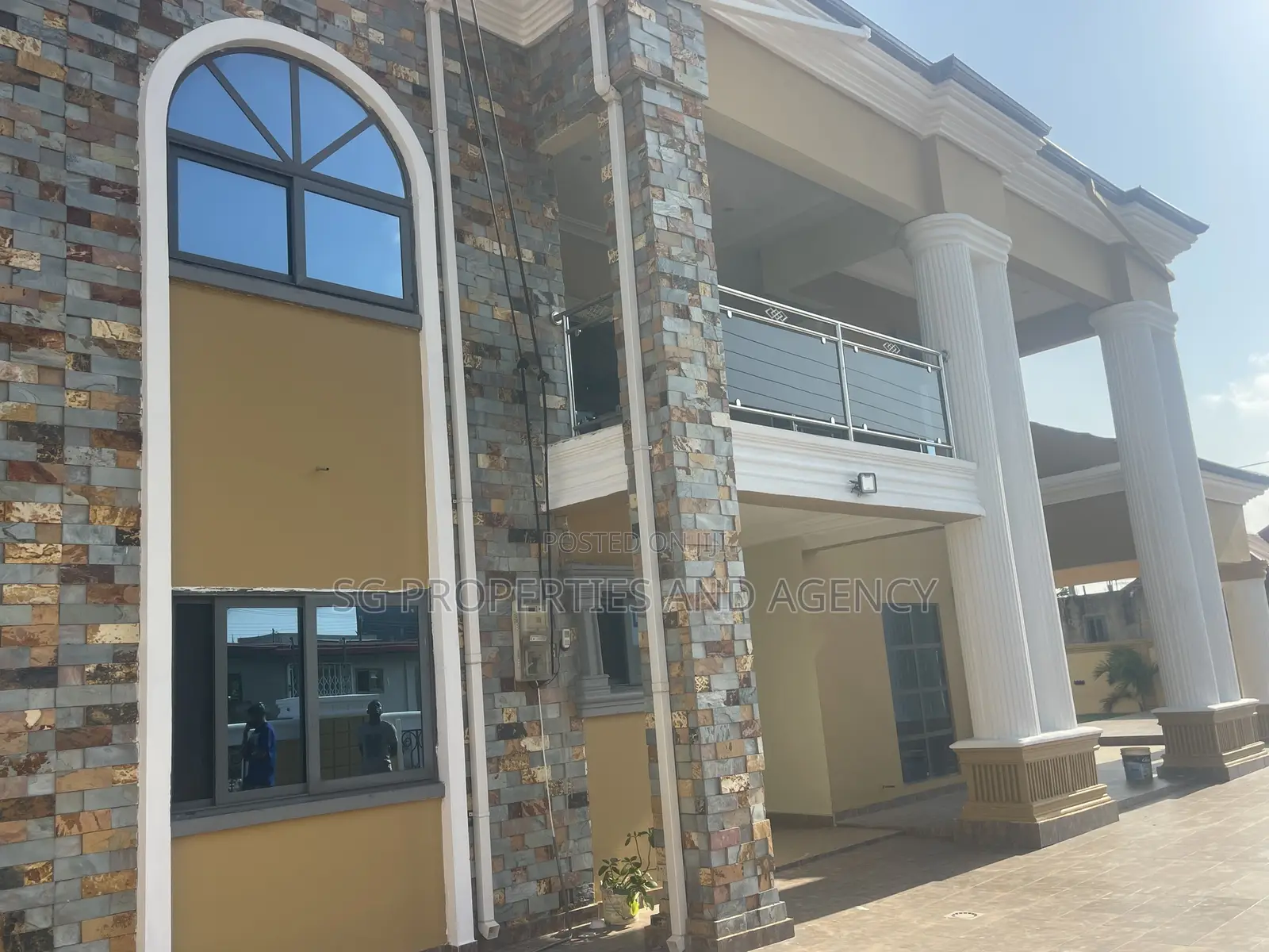 5bdrm Mansion in Lashibi, Sakumono for rent in Sakumono