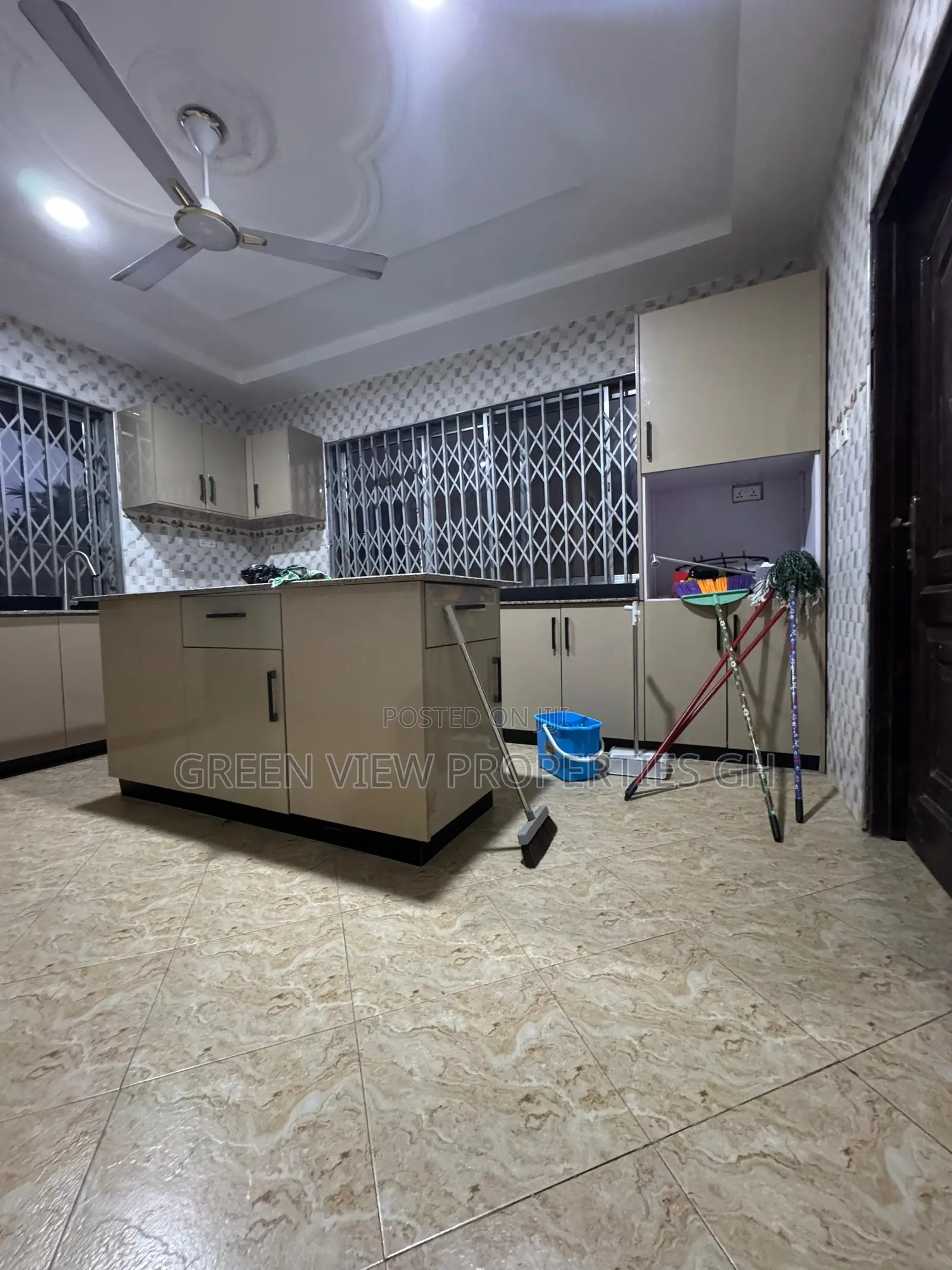 7bdrm Duplex in West Hills Mall Area for rent in West Hills Mall Area