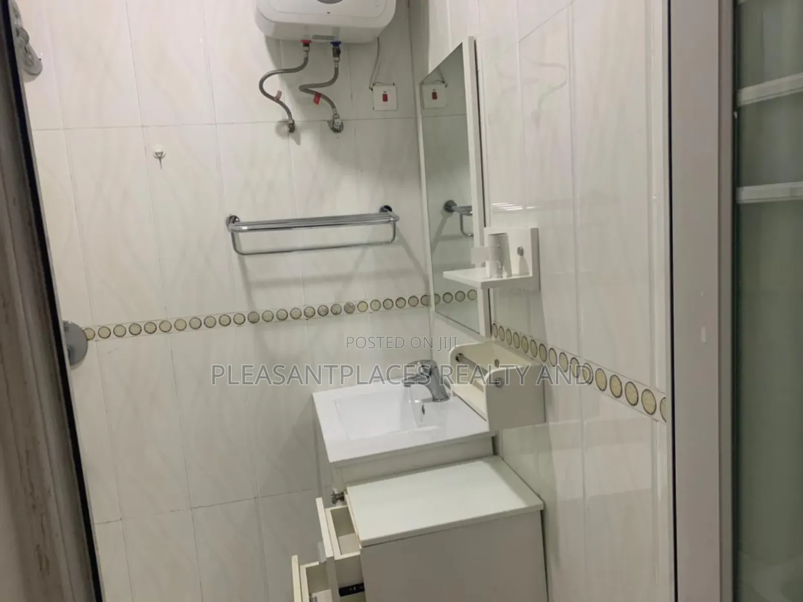 3bdrm Apartment in Pleasantplaces, Dzorwulu for rent in Dzorwulu