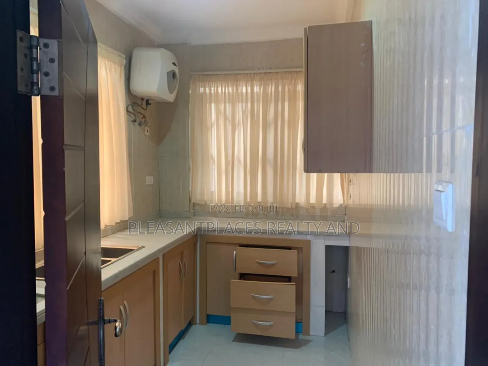 3bdrm Apartment in Pleasantplaces, Dzorwulu for rent in Dzorwulu