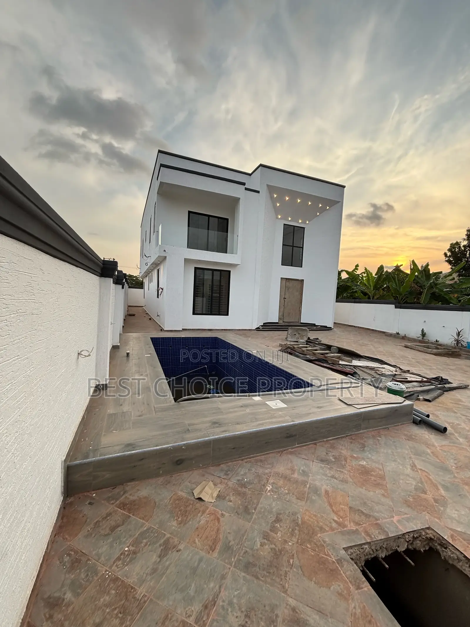 Executive 5 Bedroom Duplex House For Sale in Adenta