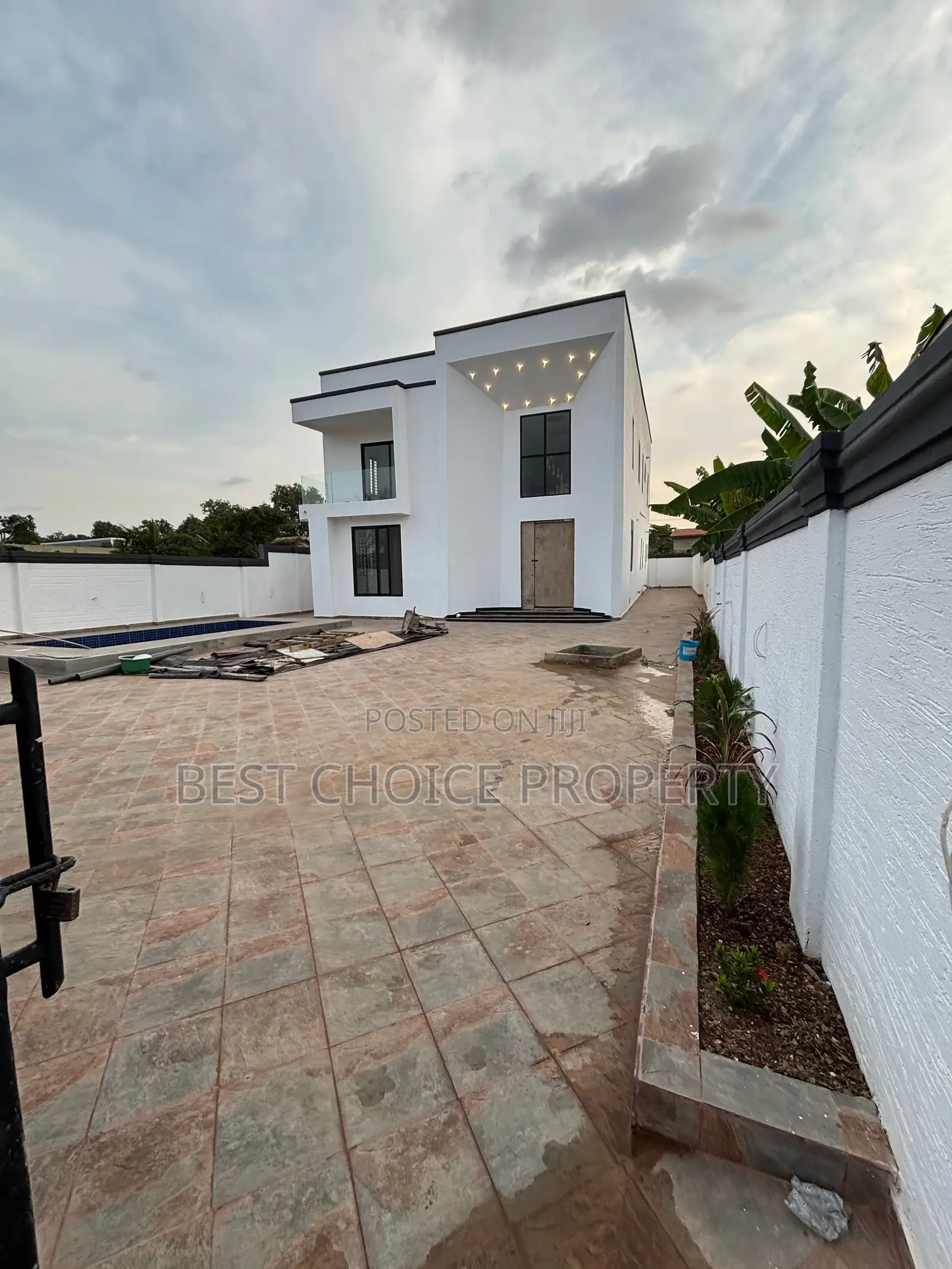 Executive 5 Bedroom Duplex House For Sale in Adenta