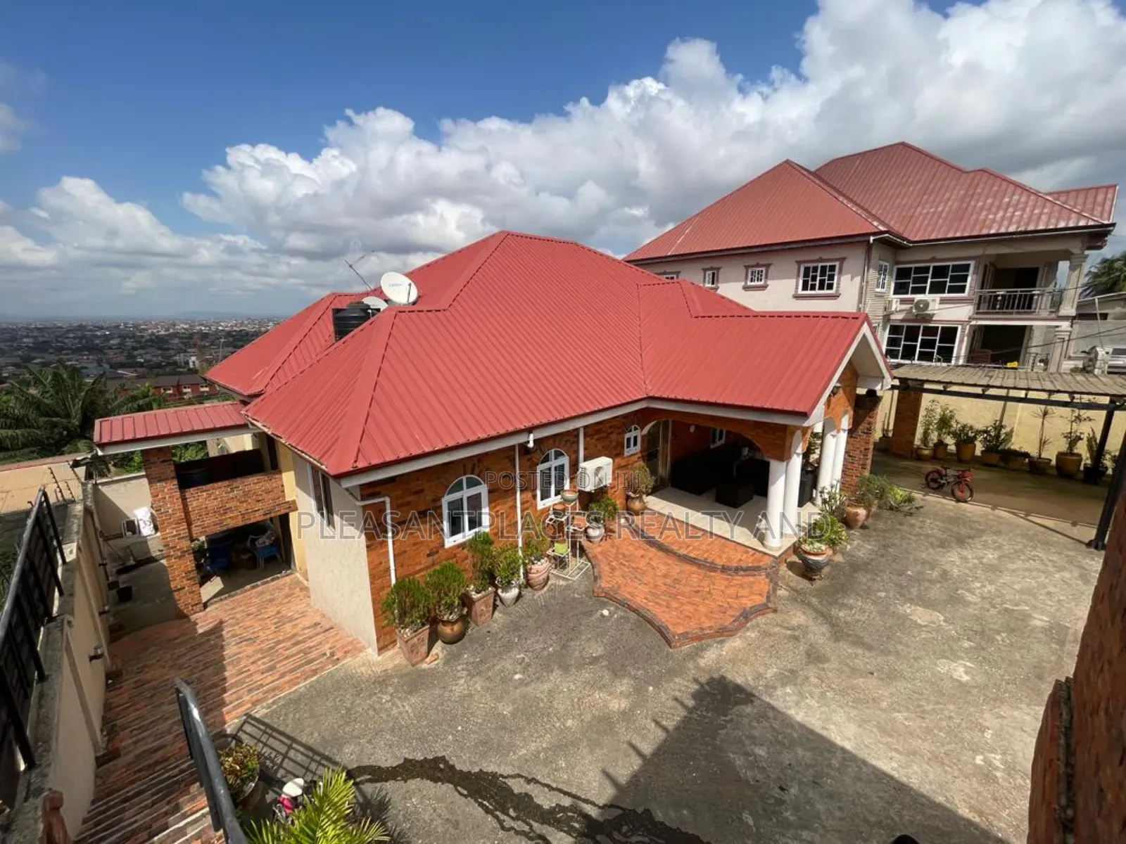 6bdrm Duplex in Pleasantplaces, Pokuase for sale in Pokuase