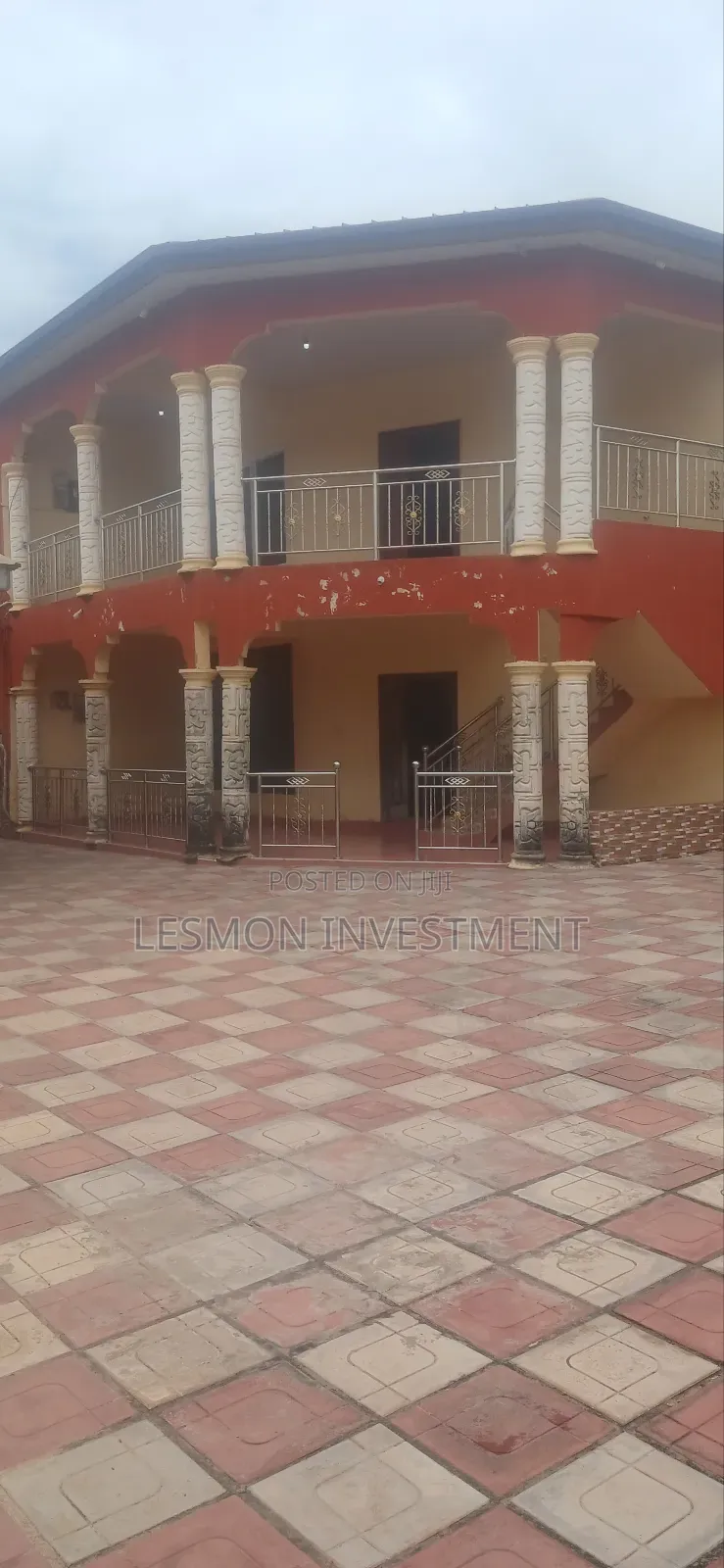 8bdrm Duplex in Sakumono for sale in Sakumono
