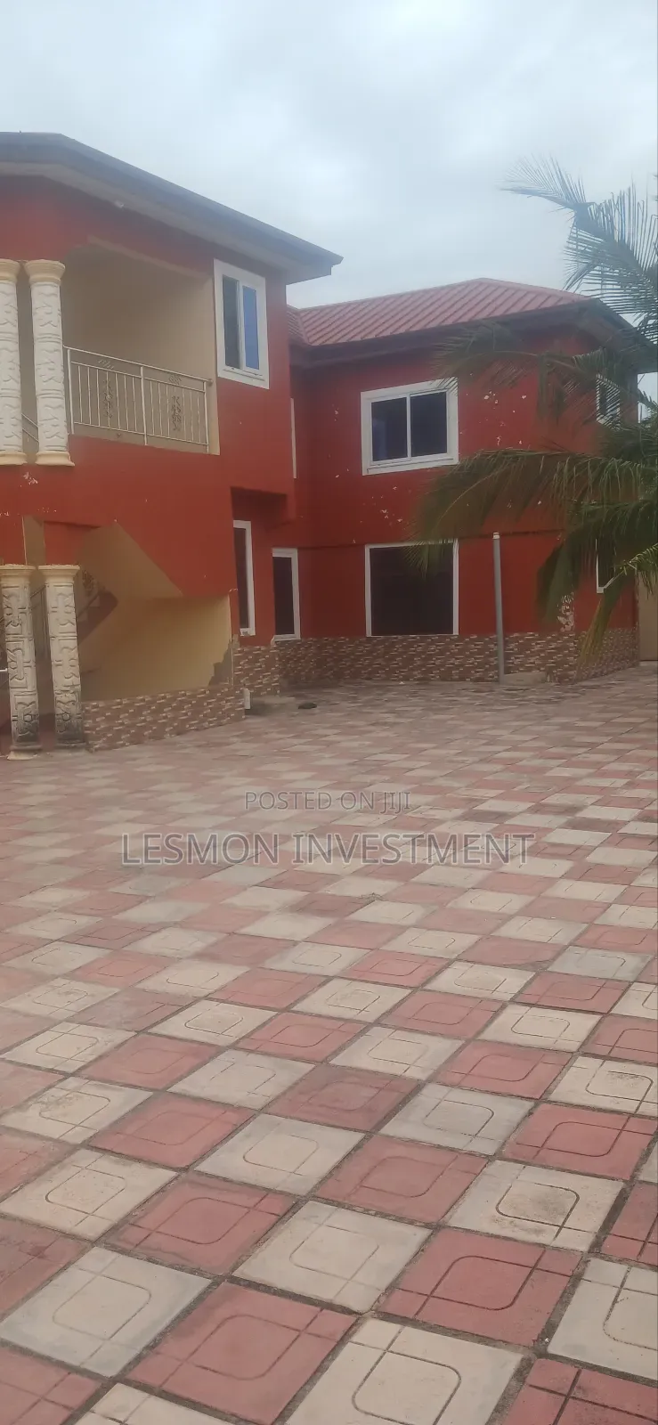 8bdrm Duplex in Sakumono for sale in Sakumono