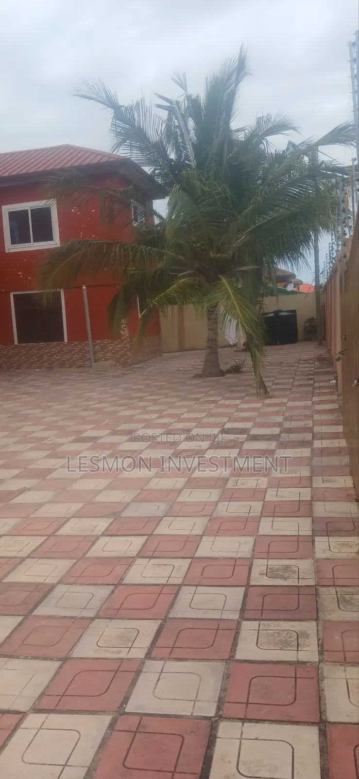 8bdrm Duplex in Sakumono for sale in Sakumono