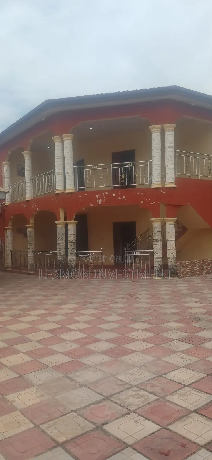 8bdrm Duplex in Sakumono for sale in Sakumono