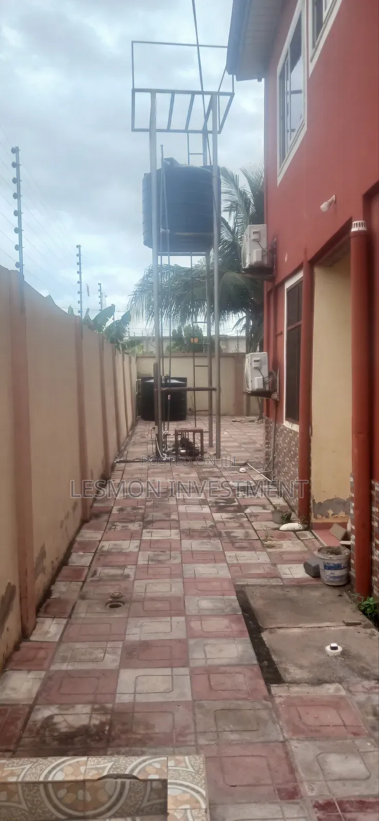 8bdrm Duplex in Sakumono for sale in Sakumono