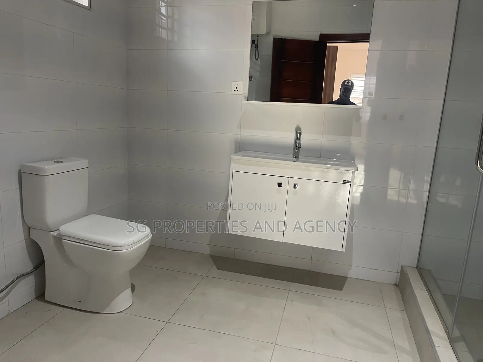 4bdrm Mansion in Spintex Palace Mall, Airport Residential Area for rent in Airport Residential Area
