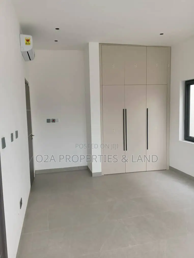 4bdrm House in Nanakrom - Botwe for sale in School Junction
