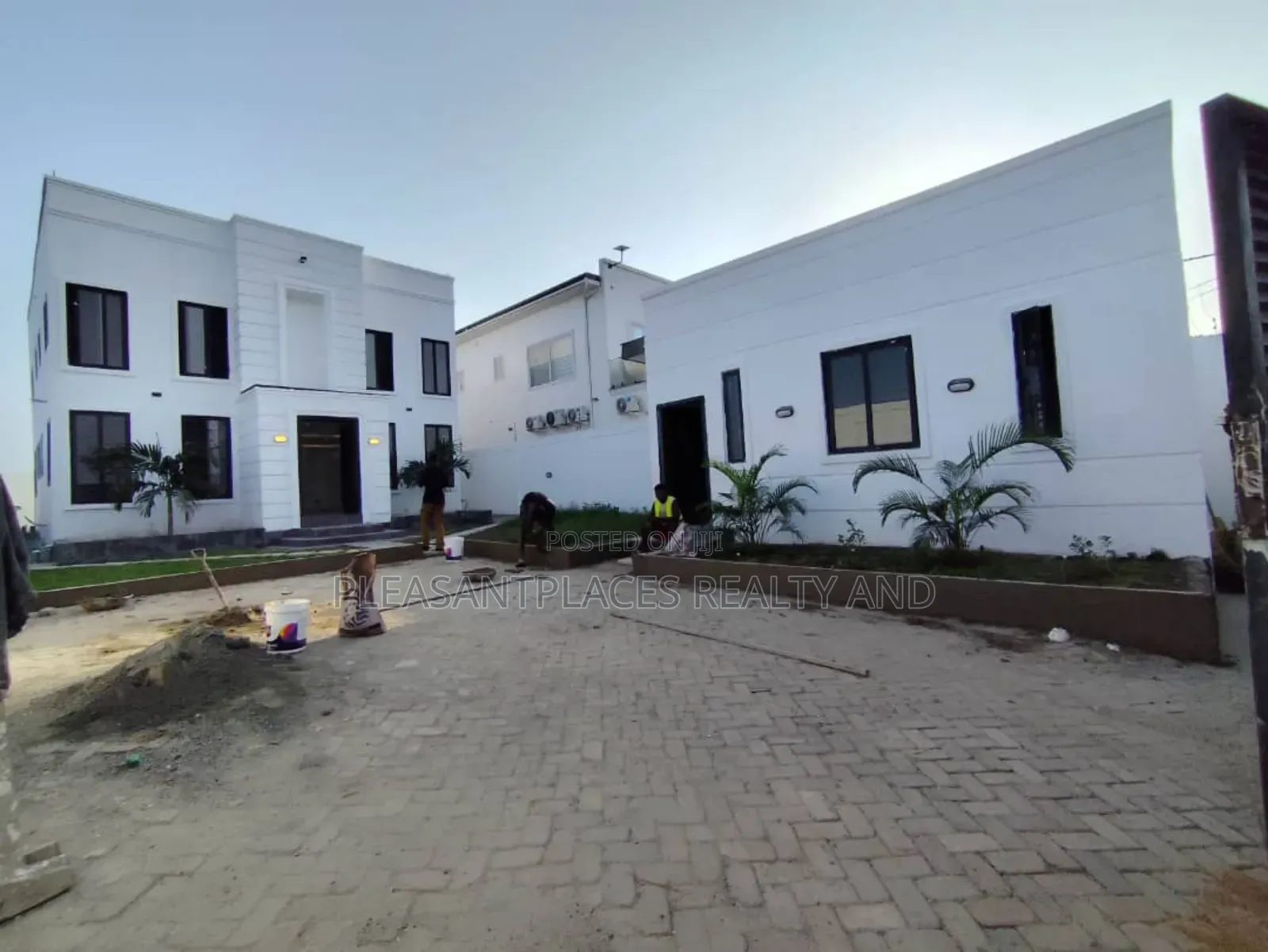 4bdrm Duplex in Pleasantplaces, East Legon for sale in East Legon