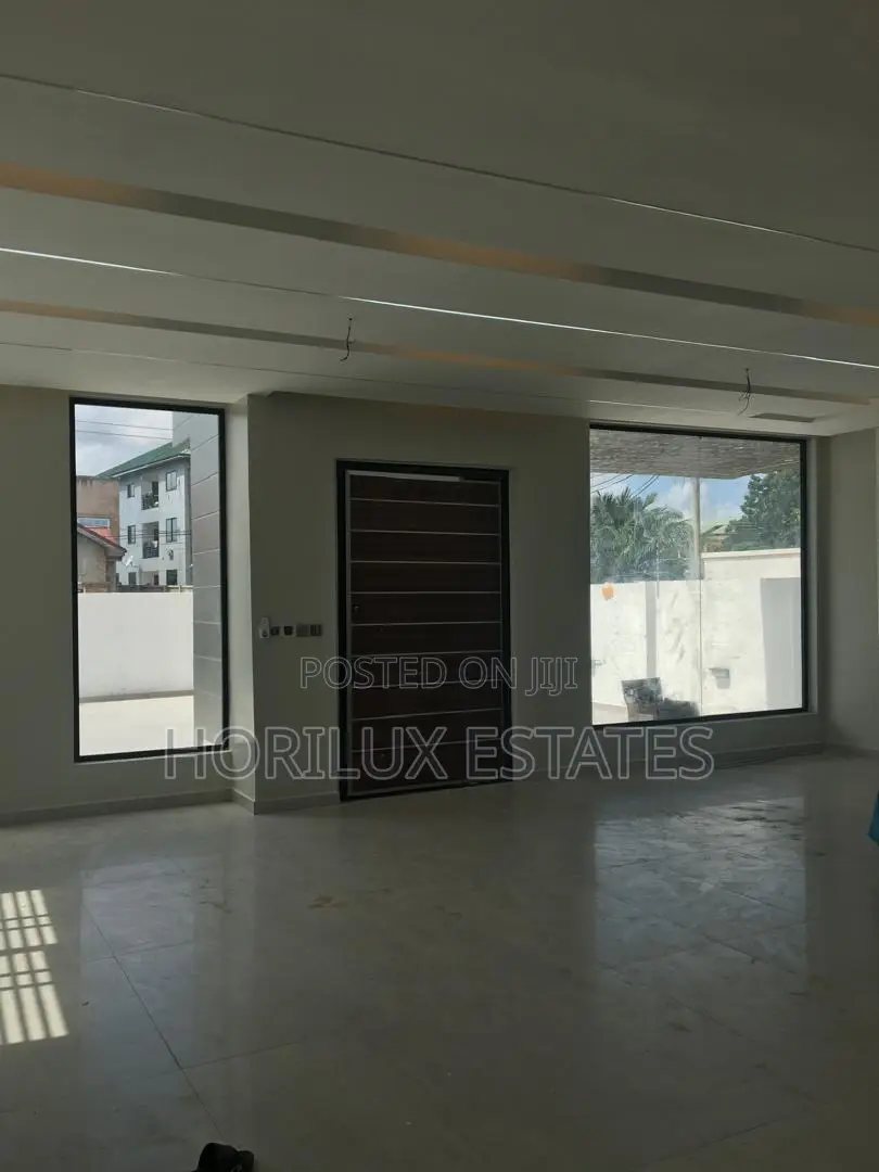 4bdrm Duplex in Ashomang Estates for sale in Ashomang Estate