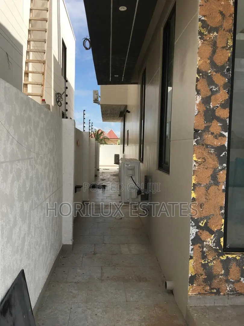 4bdrm Duplex in Ashomang Estates for sale in Ashomang Estate