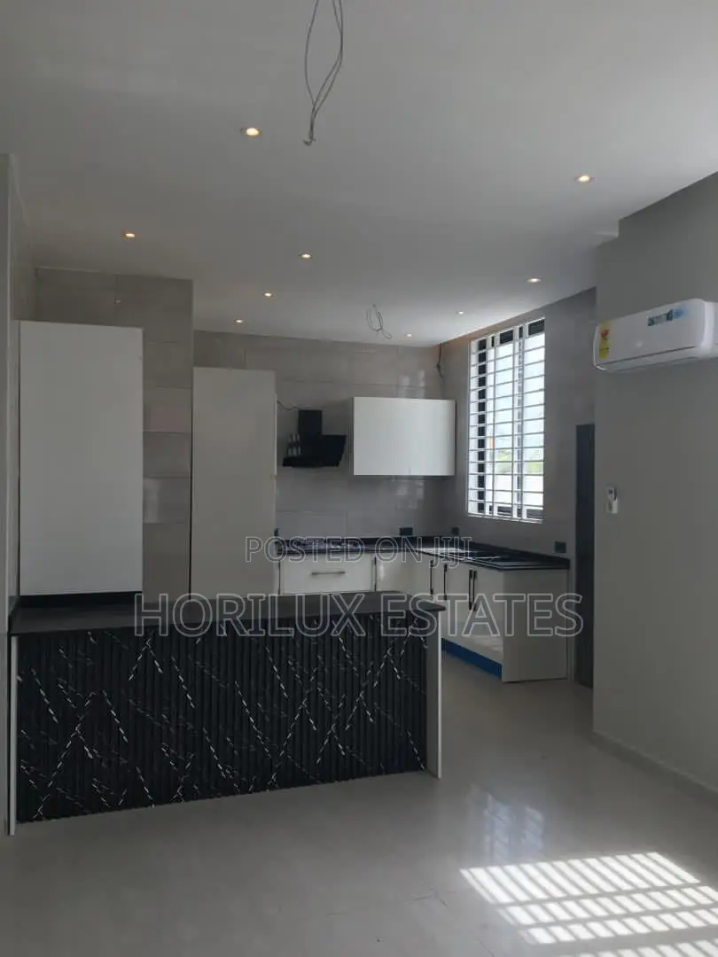 4bdrm Duplex in Ashomang Estates for sale in Ashomang Estate