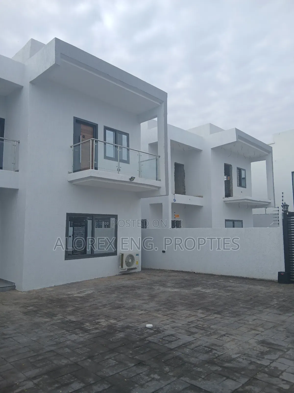 3bdrm Duplex in Near The Main Road, Oyarifa for sale in Oyarifa