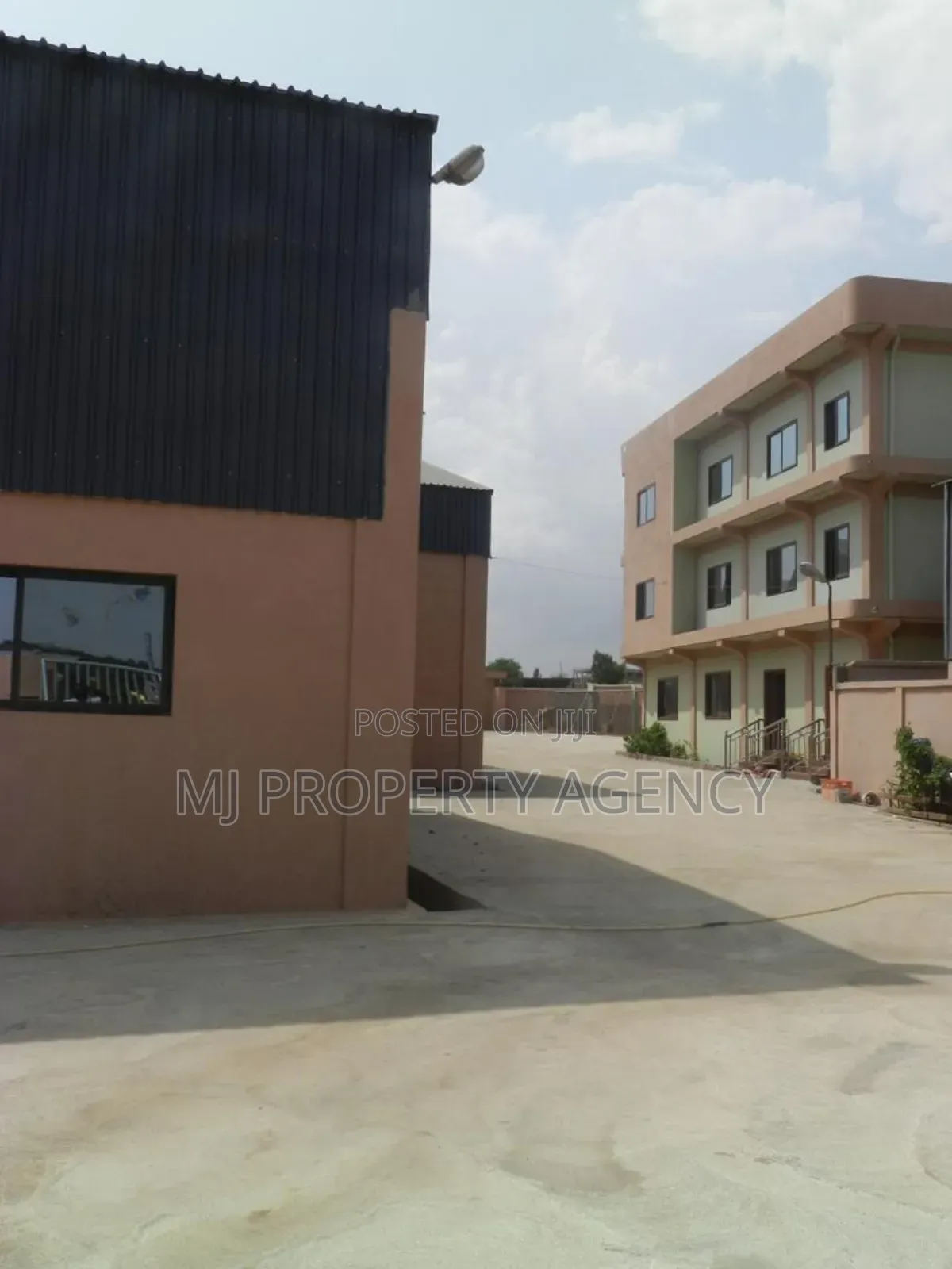 2000 SQM Warehouse With Office Complex in Tema Metropolitan