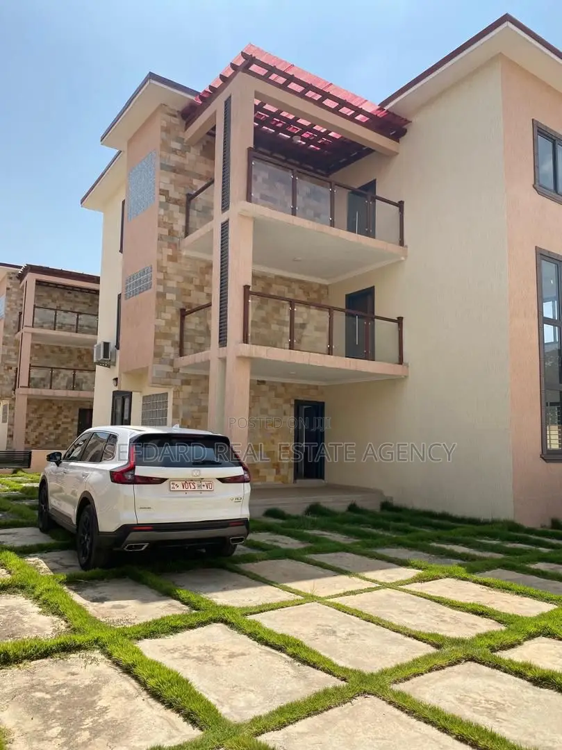 4bdrm Duplex in Achimota for rent in Achimota