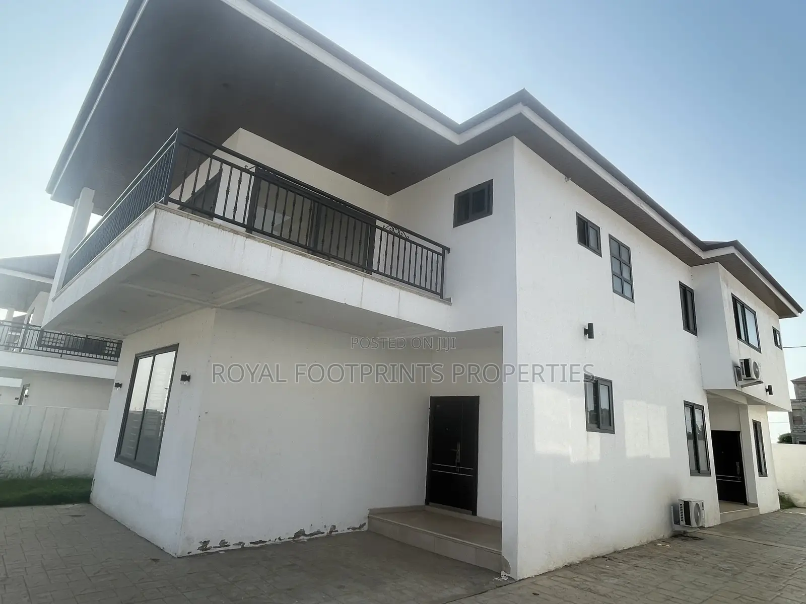 5bdrm House in Luxelooks Properties, Madina for rent in Madina